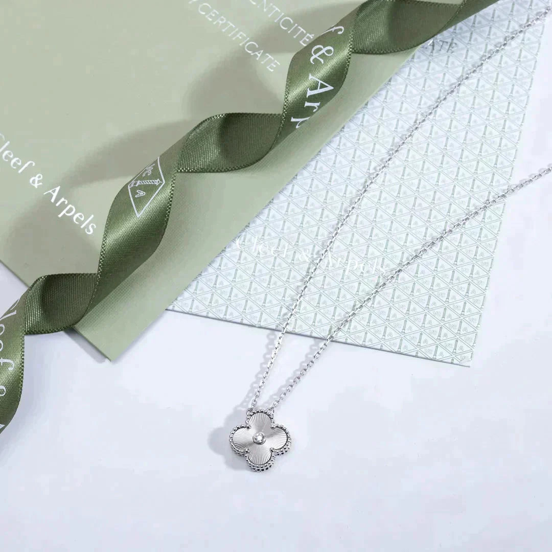 [Lumina]CLOVER  15MM DIAMOND LASER NECKLACE SILVER
