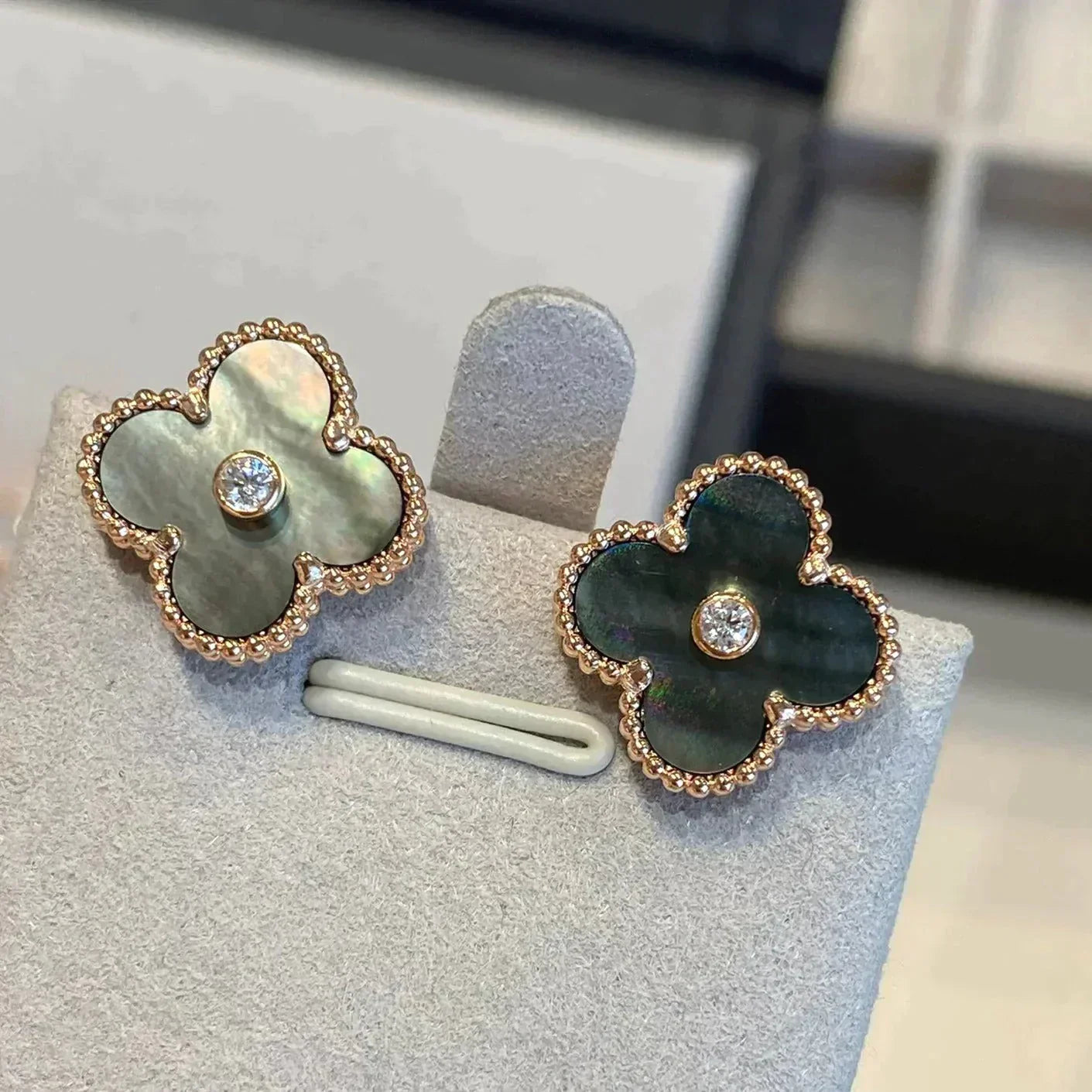 [Lumina]CLOVER MEDIUM 1 MOTIFS GRAY MOP  DIAMOND EARRINGS