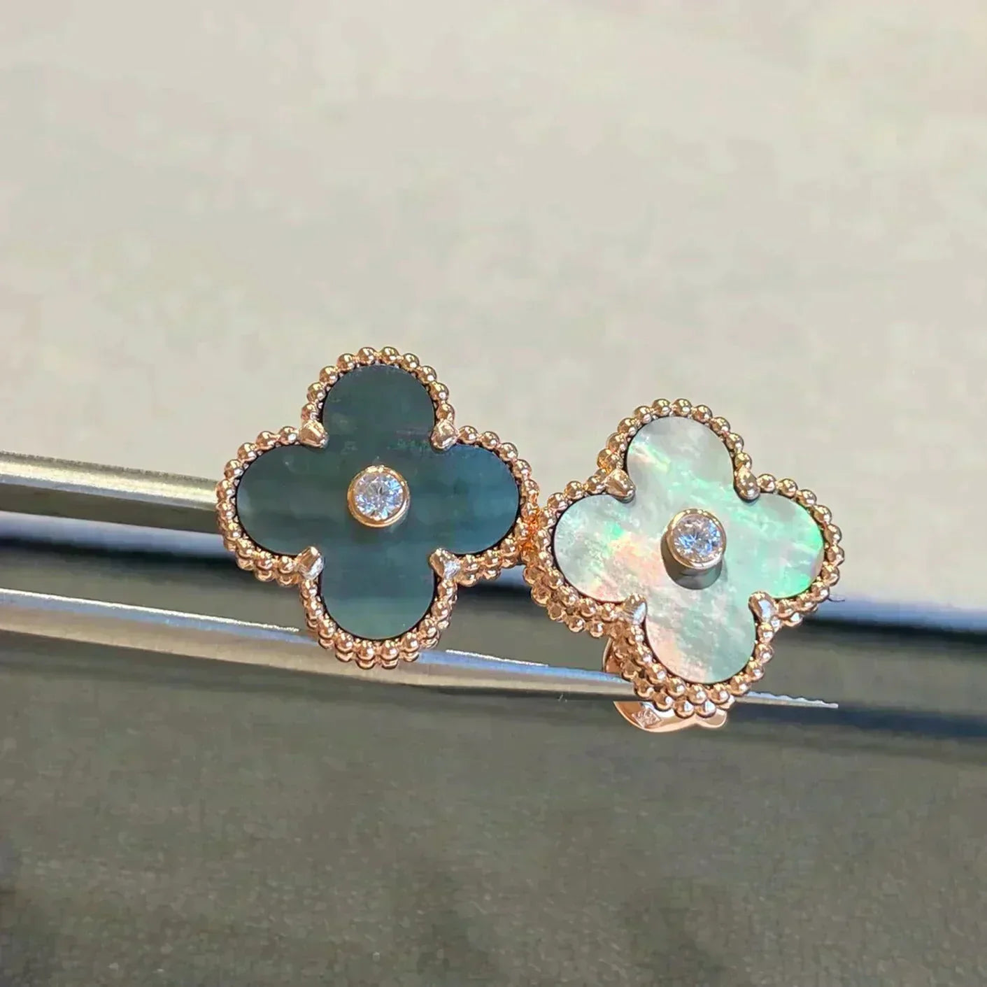 [Lumina]CLOVER MEDIUM 1 MOTIFS GRAY MOP  DIAMOND EARRINGS