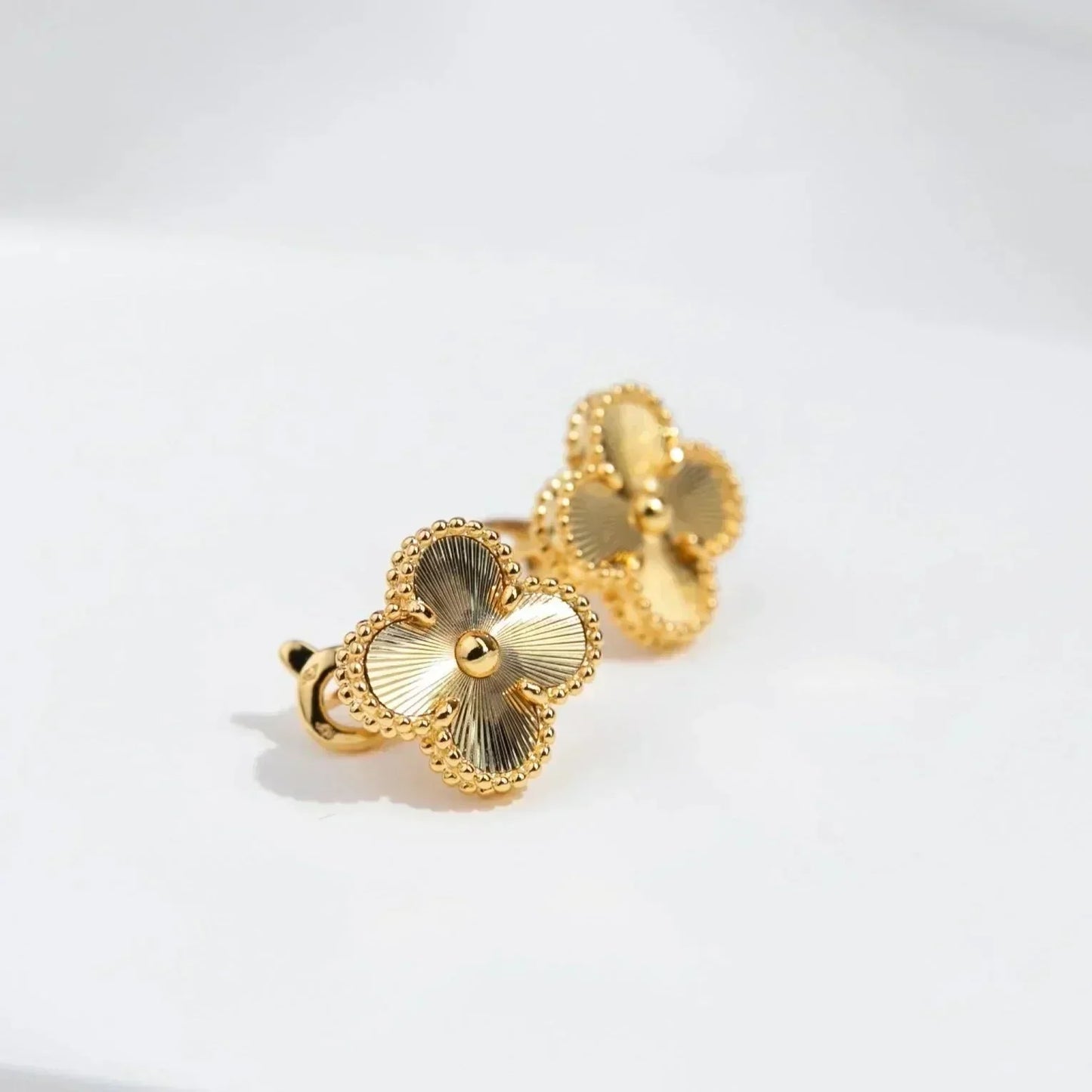 [Lumina]CLOVER MEDIUM 1 MOTIFS LASER EARRINGS