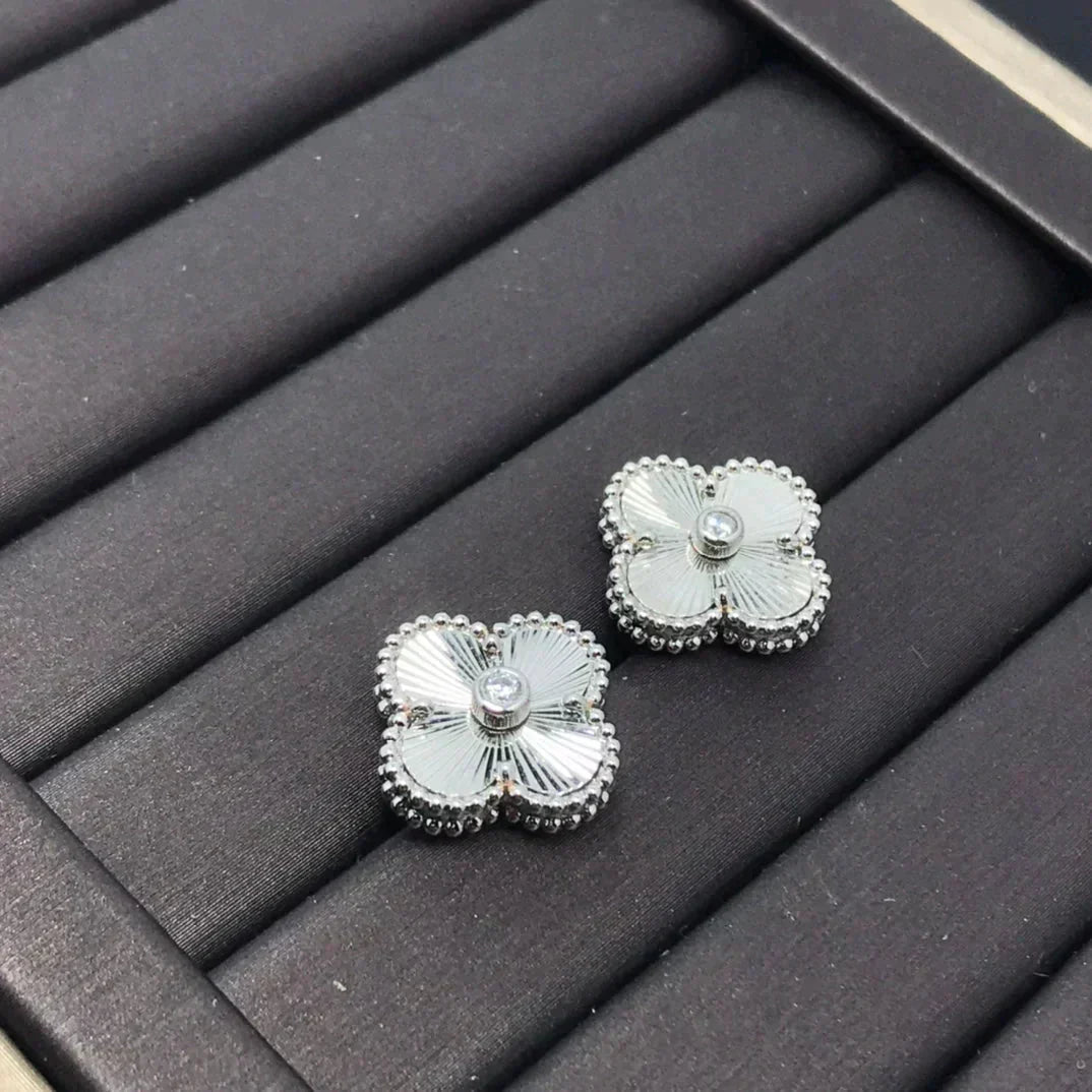 [Lumina]CLOVER MINI 9.5MM LASER EARRINGS