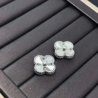 [Lumina]CLOVER MINI 9.5MM LASER EARRINGS