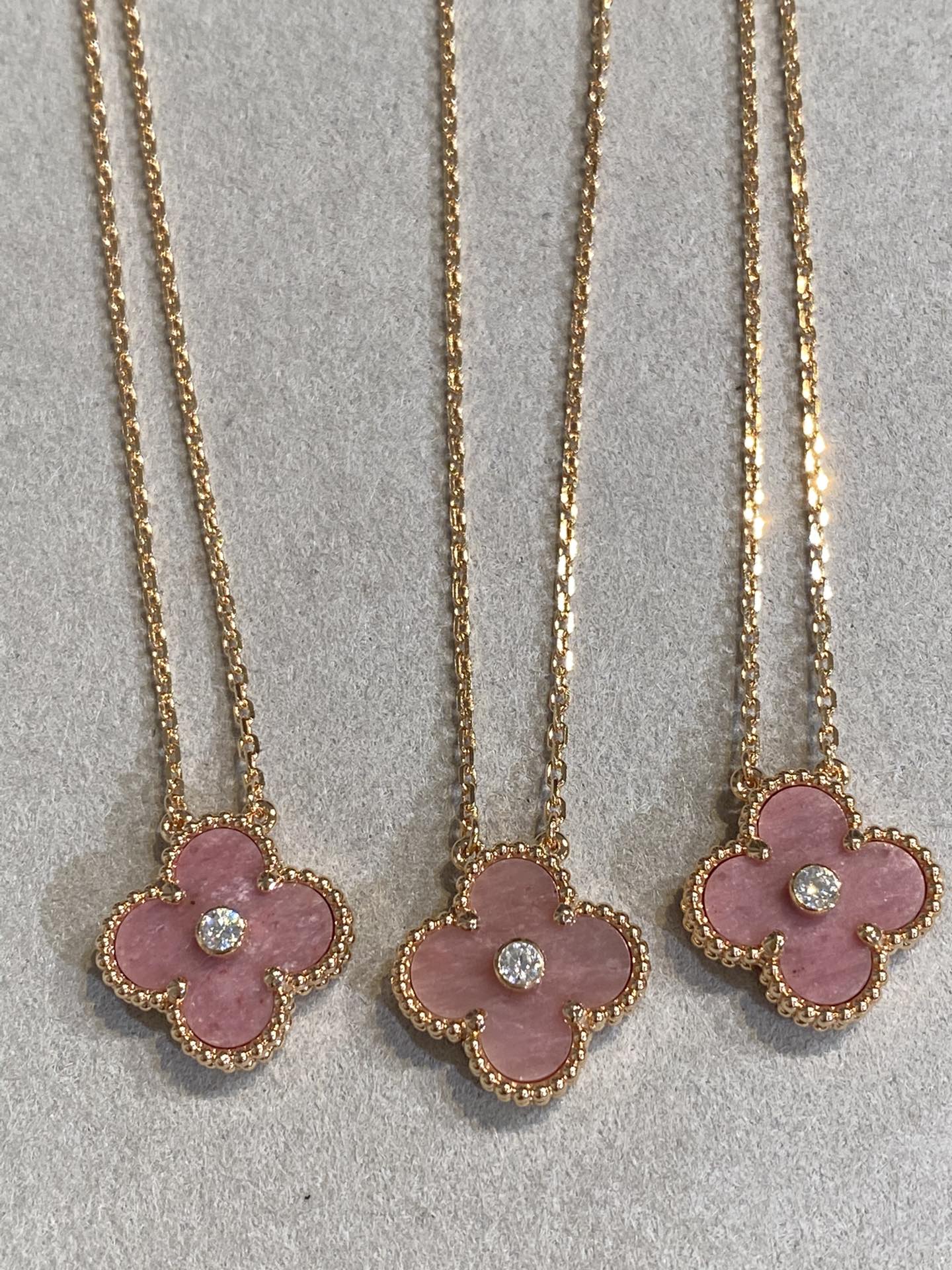 [Lumina]CLOVER 15MM DIAMOND RHODONITE NECKLACE