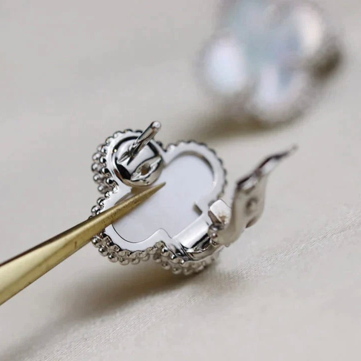 [Lumina]CLOVER MEDIUM 1 MOTIFS  WHITE MOP EARRINGS SILVER