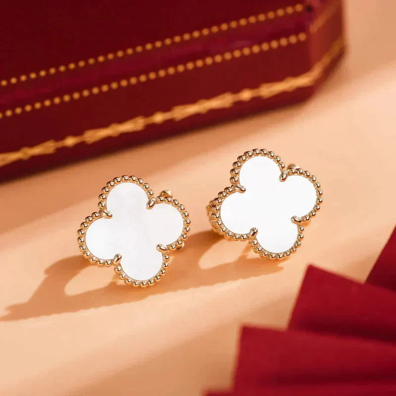 [Lumina]CLOVER MEDIUM 1 MOTIFS  WHITE MOP STUD EARRINGS