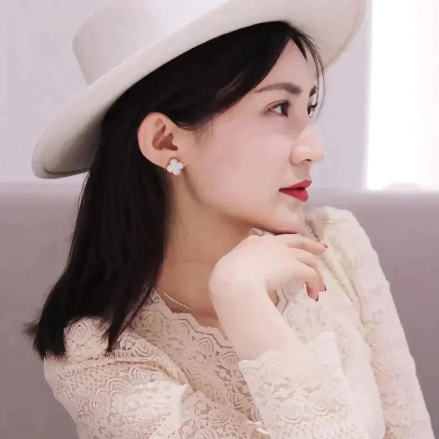 [Lumina]CLOVER MEDIUM 1 MOTIFS  WHITE MOP STUD EARRINGS