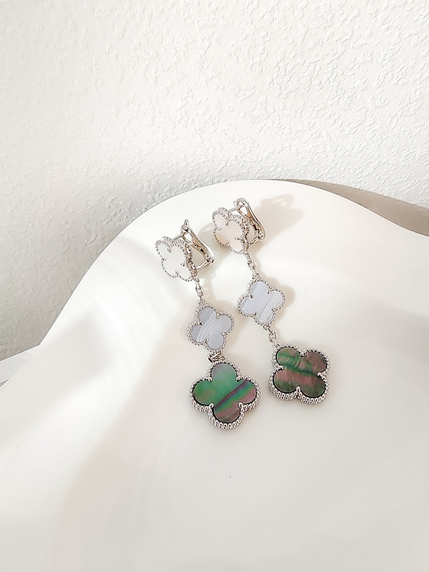 [Lumina]CLOVER 3 MOTIFS CHALCEDONY DARK MOP SILVER EARRINGS