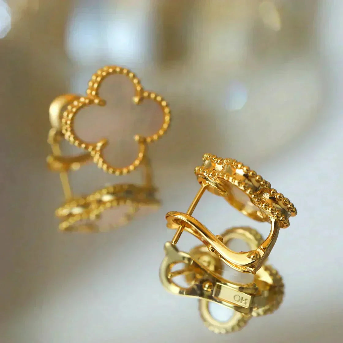 [Lumina]CLOVER MEDIUM 1 MOTIFS  WHITE MOP STUD EARRINGS