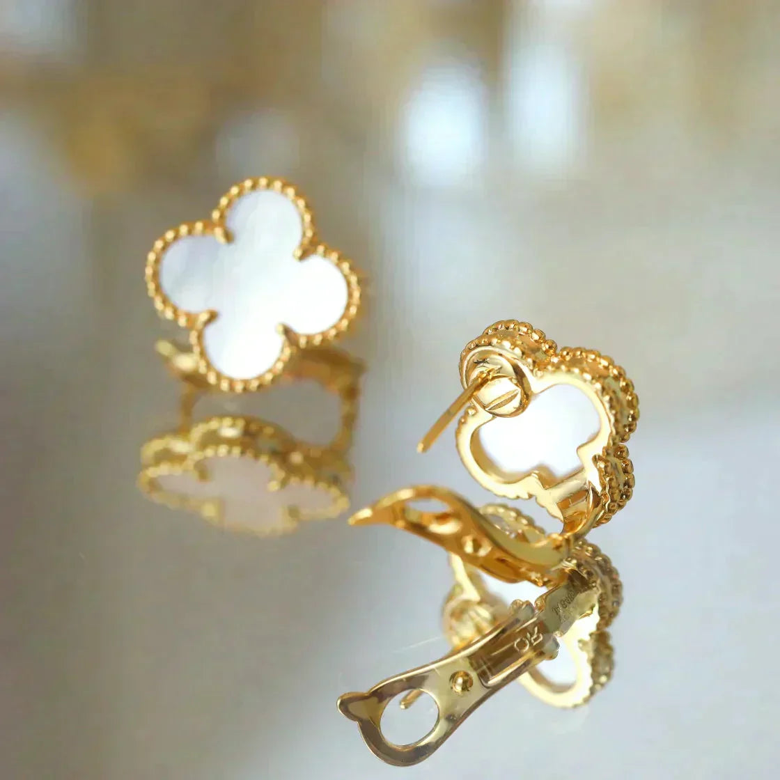 [Lumina]CLOVER MEDIUM 1 MOTIFS  WHITE MOP STUD EARRINGS