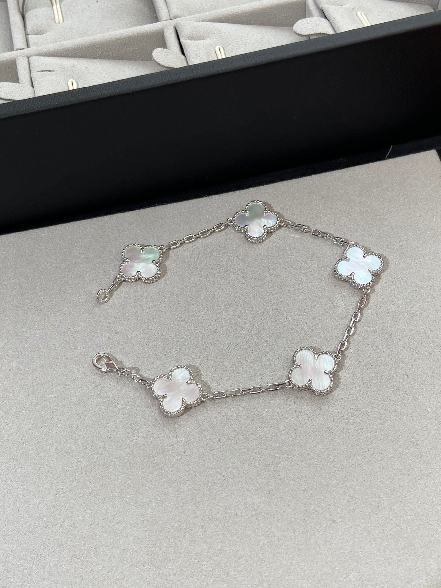 [Lumina]CLOVER WHITE PEARL MOP 5 MOTIF BRACELET COLLECTION