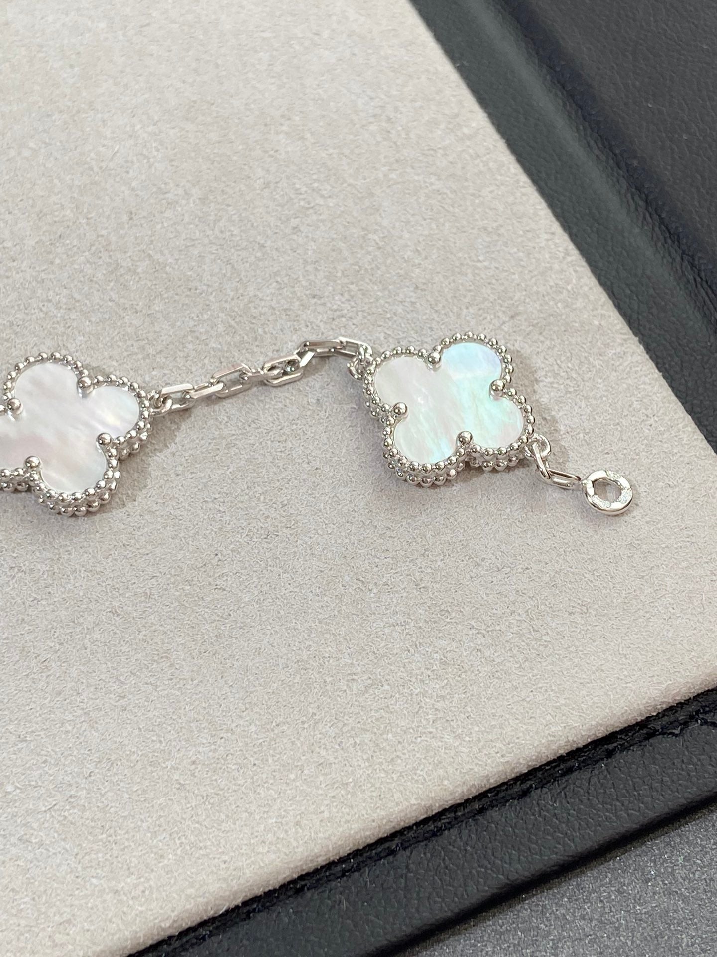 [Lumina]CLOVER WHITE PEARL MOP 5 MOTIF BRACELET COLLECTION