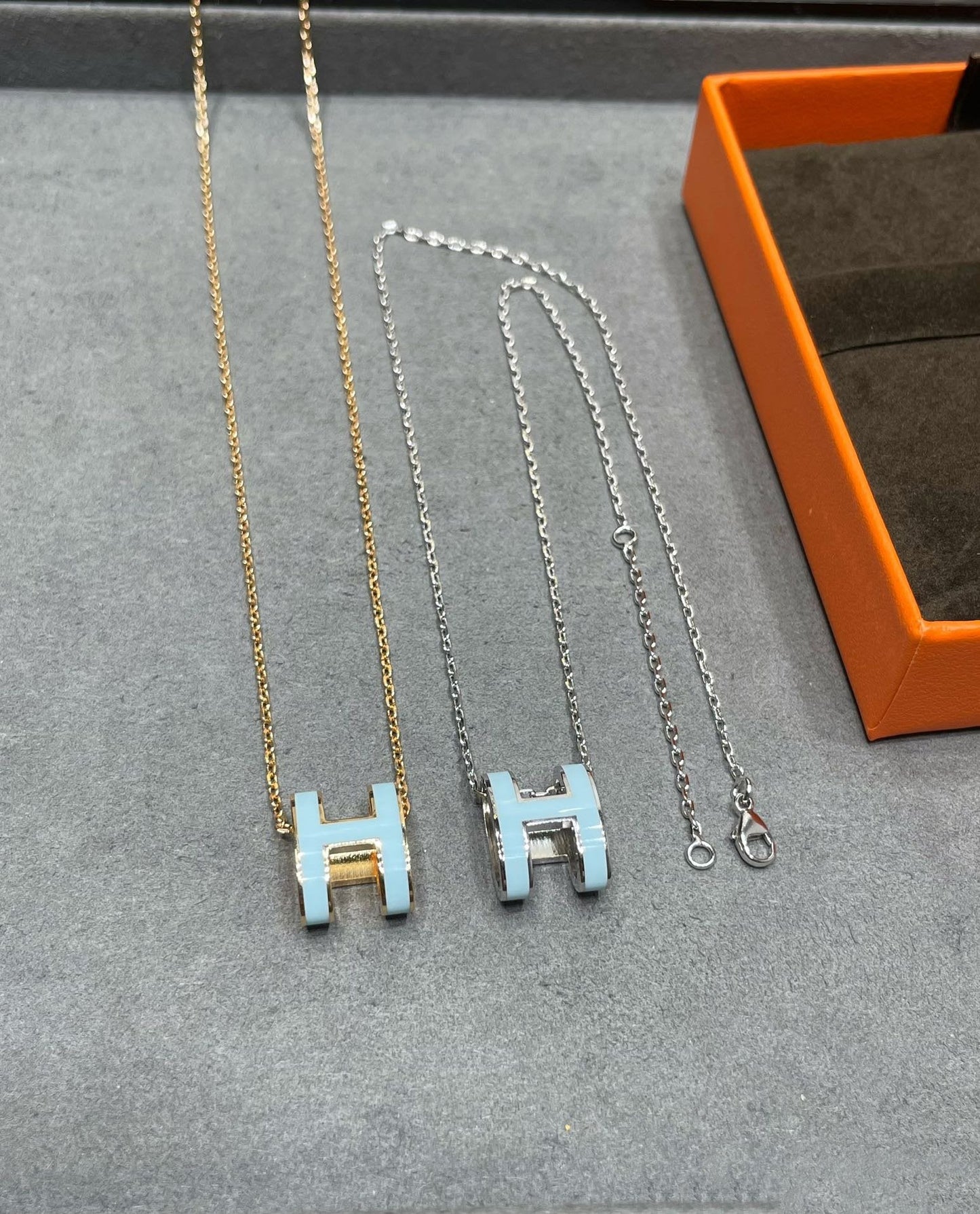 [Lumina]POP H SKY BLUE NECKLACE