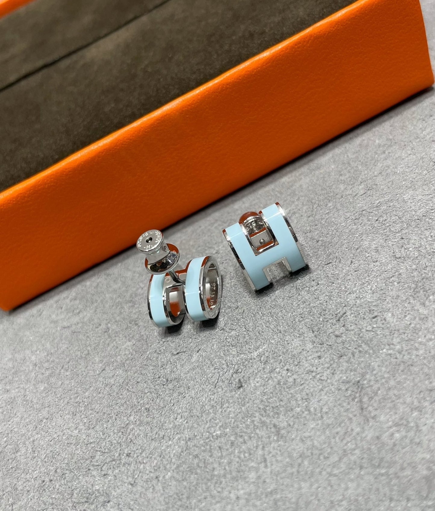 [Lumina]POP H SKY BLUE STUD EARRINGS