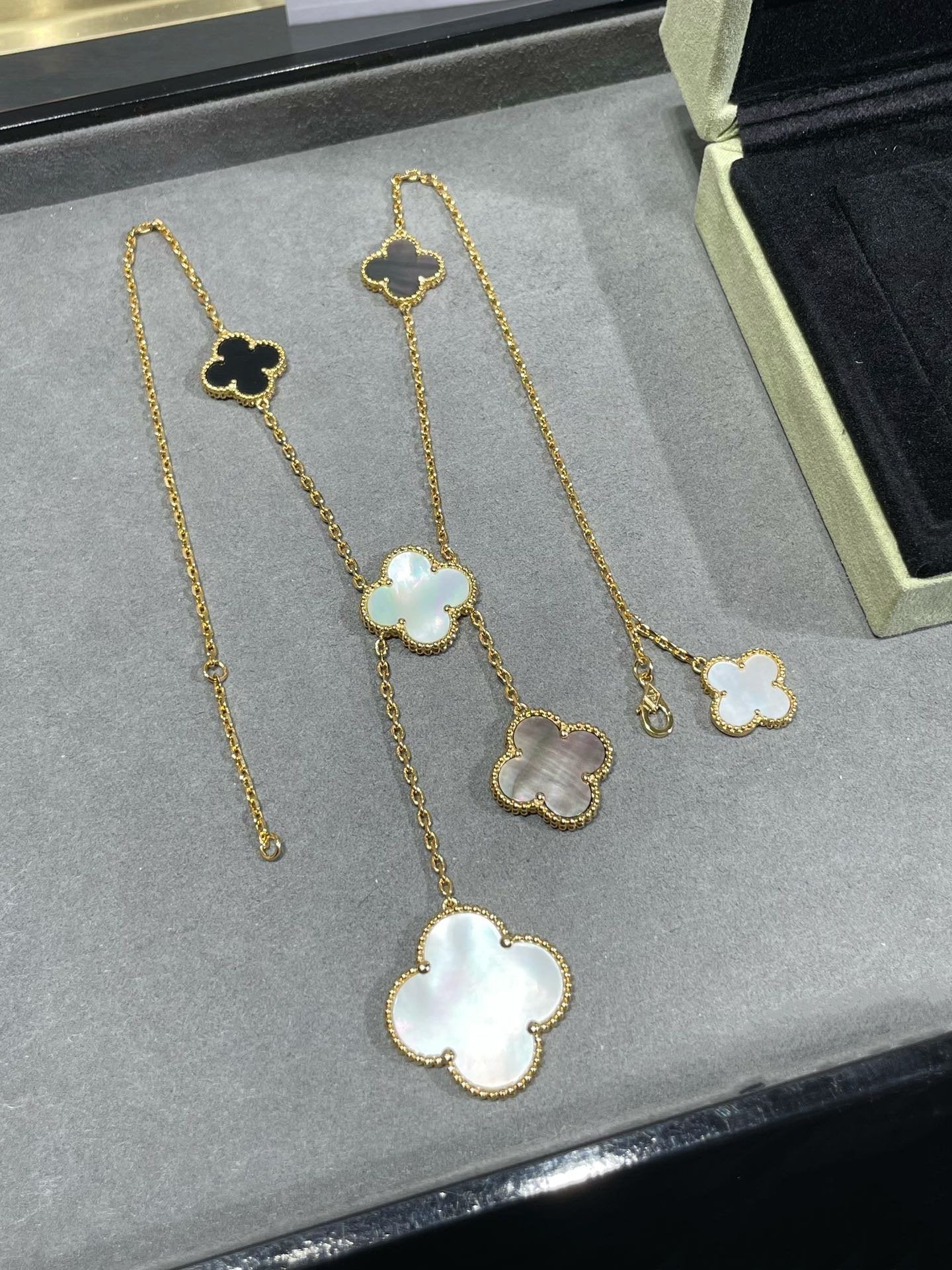 [Lumina]CLOVER 6 MOTIF MOP ONYX GOLD NECKLACE