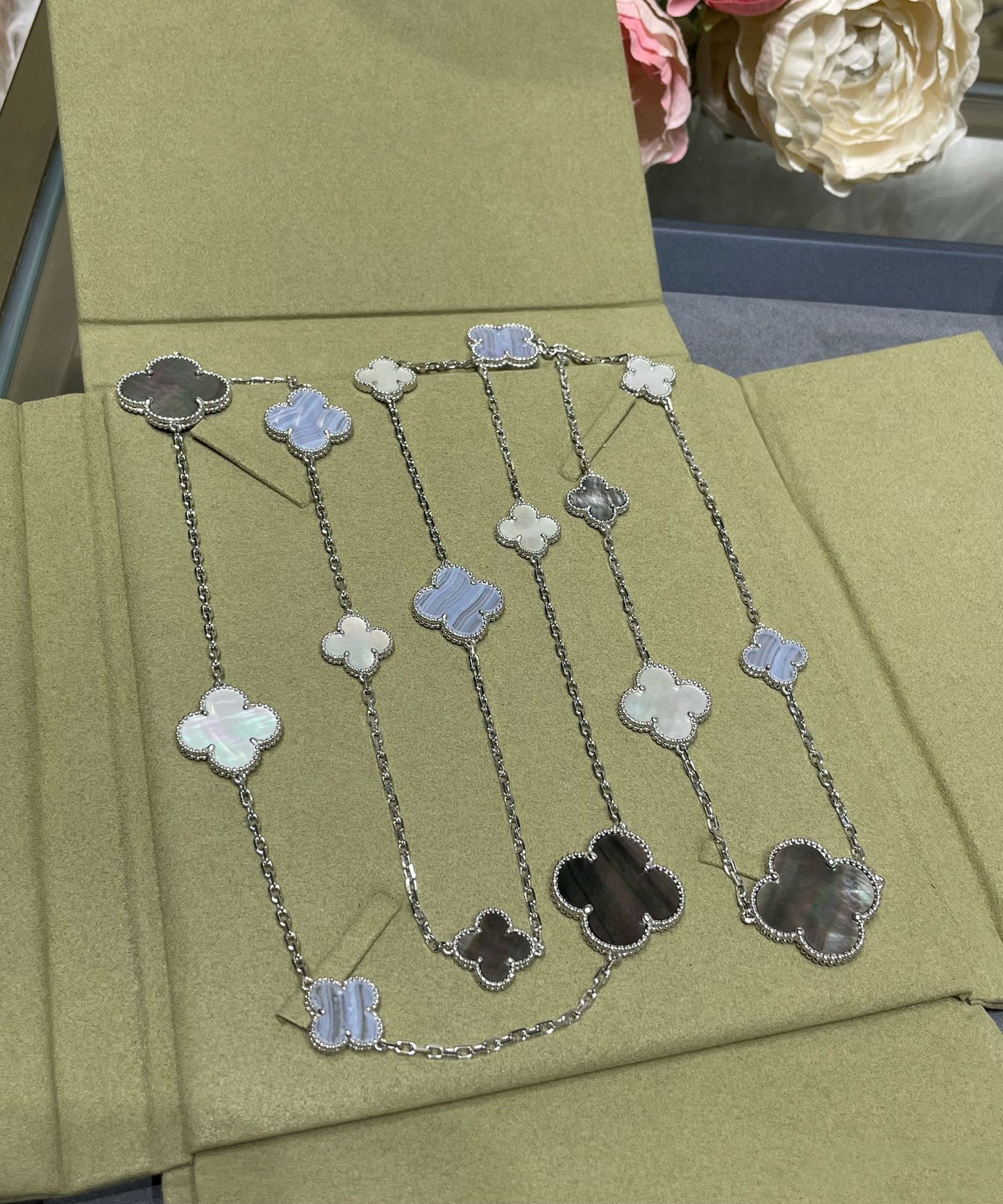 [Lumina]CLOVER 16 MOTIF CHALCEDONY MOP SILVER NECKLACE