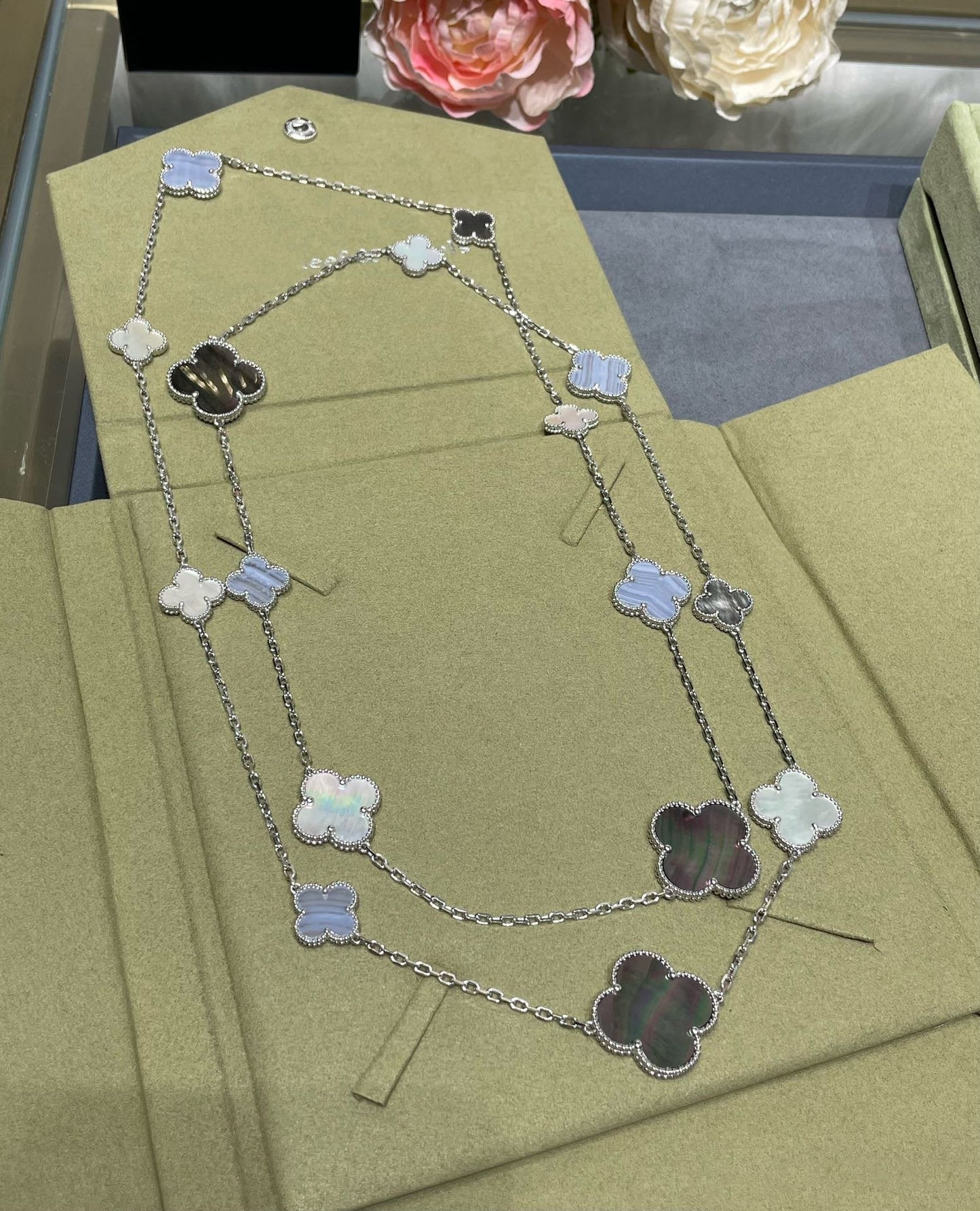 [Lumina]CLOVER 16 MOTIF CHALCEDONY MOP SILVER NECKLACE