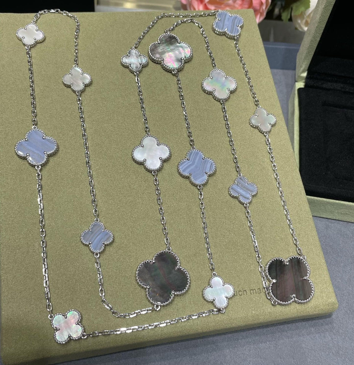 [Lumina]CLOVER 16 MOTIF CHALCEDONY MOP SILVER NECKLACE