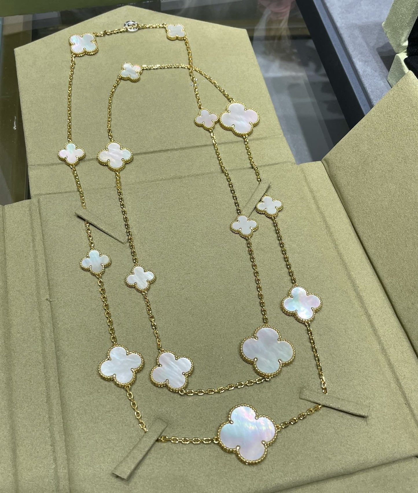 [Lumina]CLOVER 16 MOTIF WHITE MOP GOLD NECKLACE