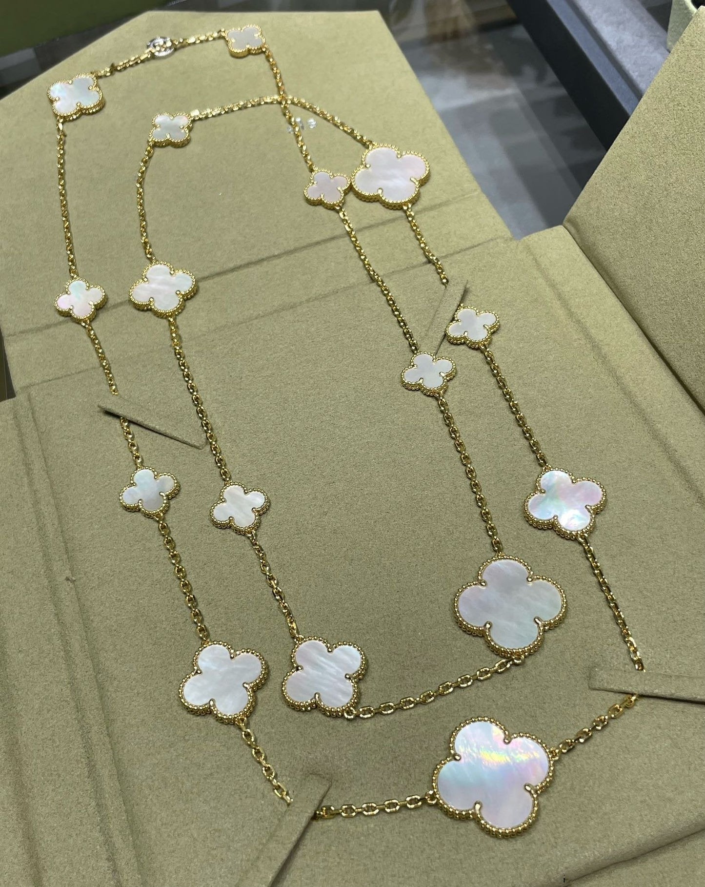 [Lumina]CLOVER 16 MOTIF WHITE MOP GOLD NECKLACE