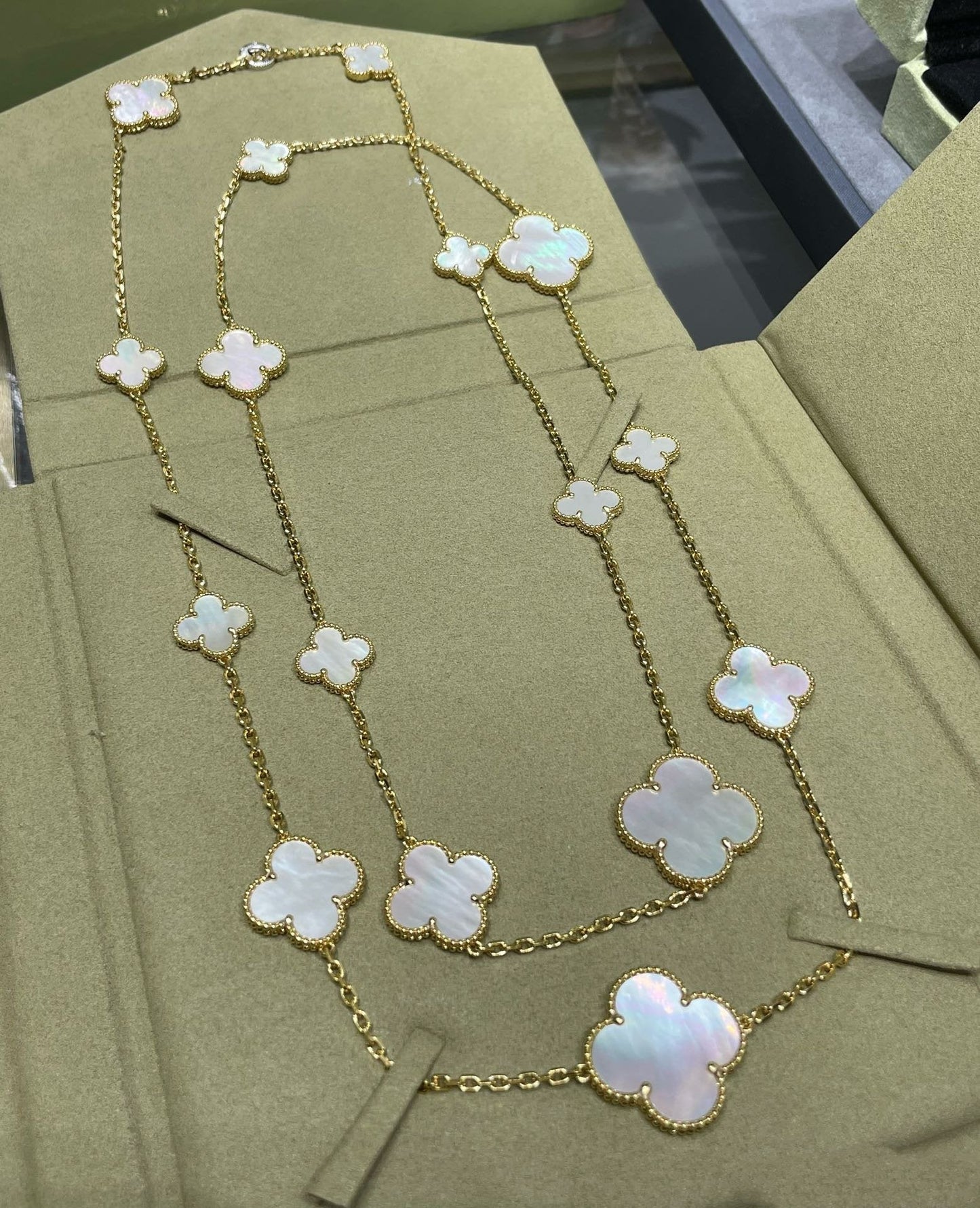 [Lumina]CLOVER 16 MOTIF WHITE MOP GOLD NECKLACE