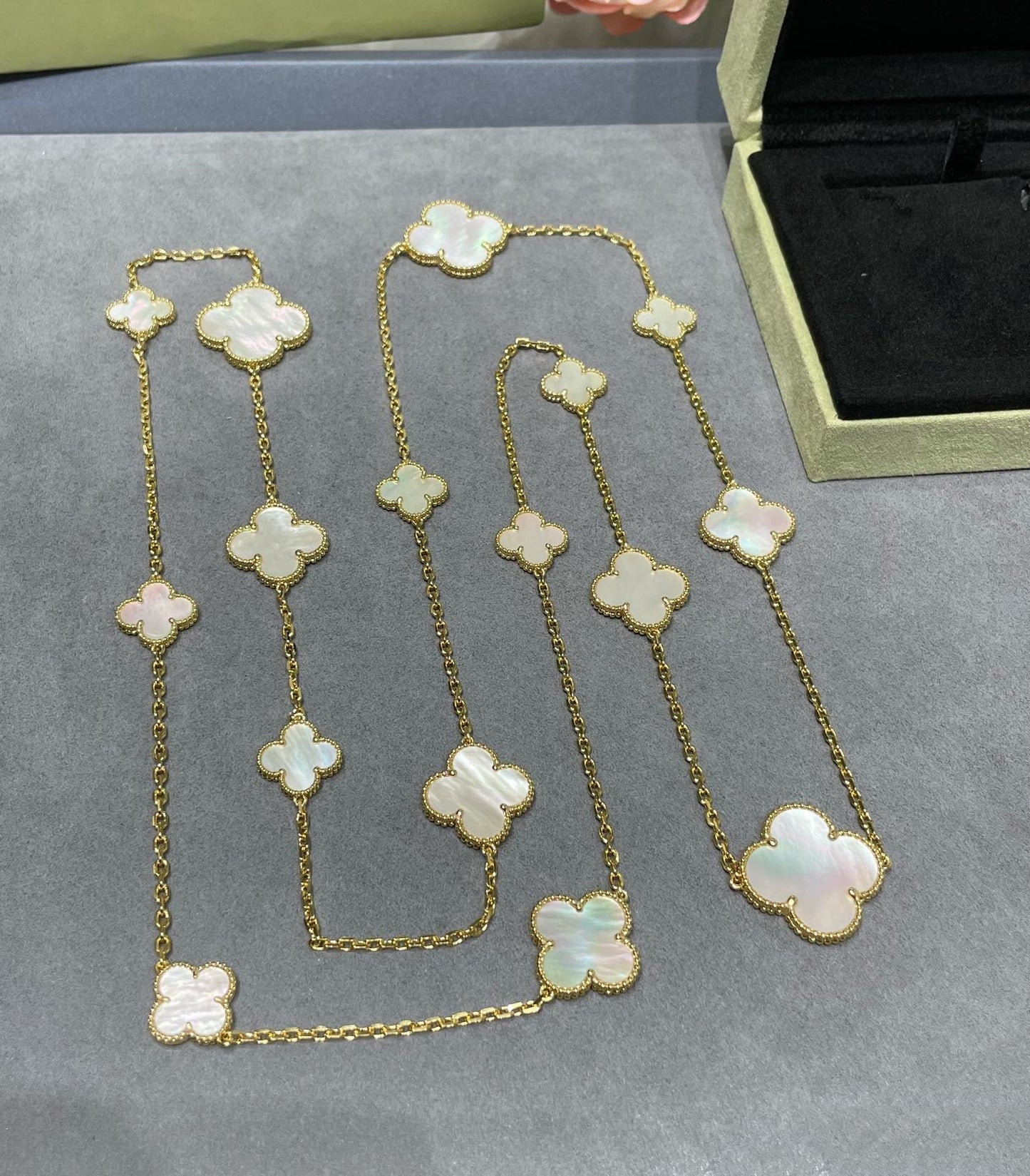 [Lumina]CLOVER 16 MOTIF WHITE MOP GOLD NECKLACE