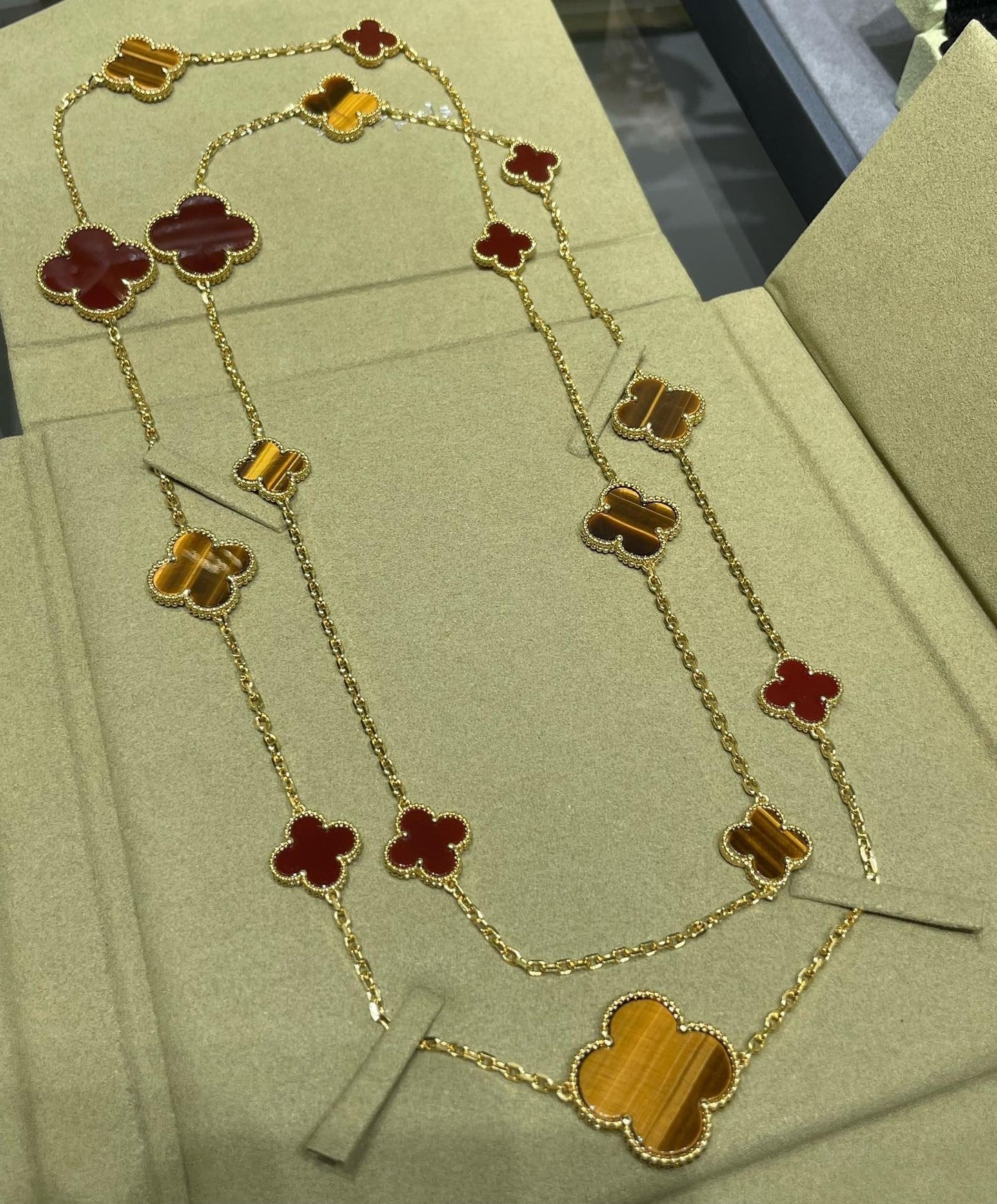 [Lumina]CLOVER 16 MOTIF CARNELIAN TIGER EYE Lumina GOLD NECKLACE