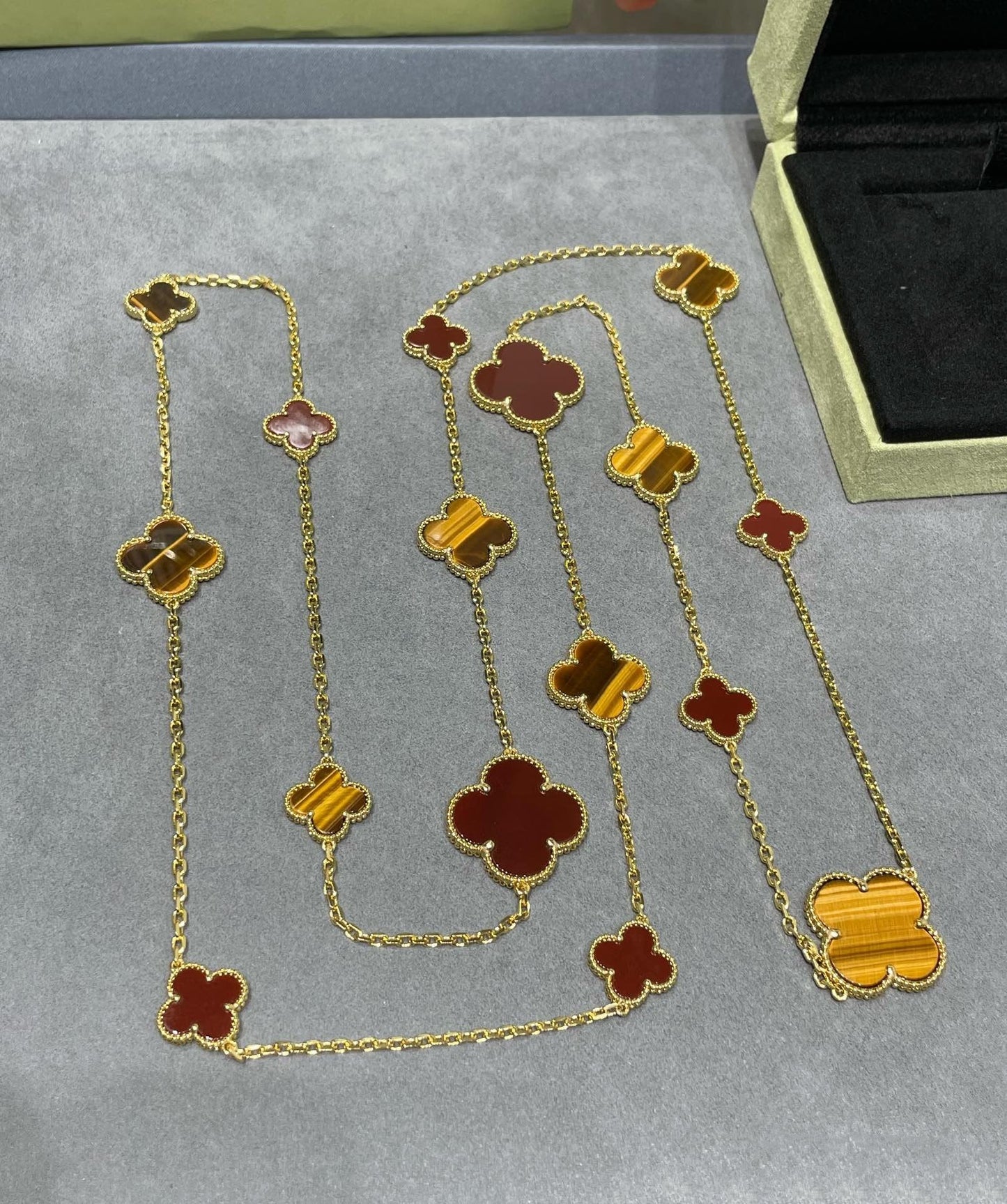 [Lumina]CLOVER 16 MOTIF CARNELIAN TIGER EYE Lumina GOLD NECKLACE