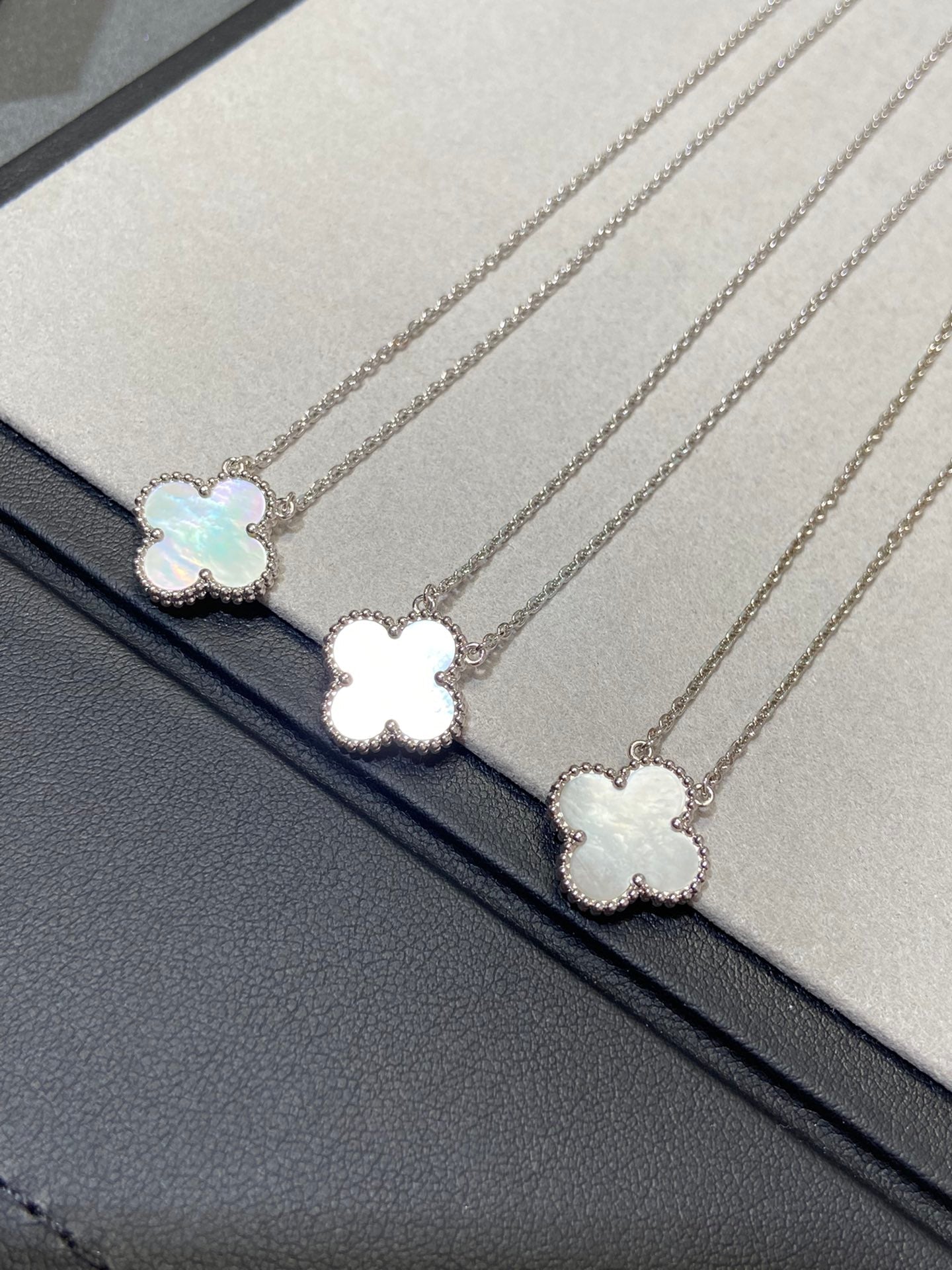 [Lumina]CLOVER MEDIUM SILVER WHITE MOP NECKLACE