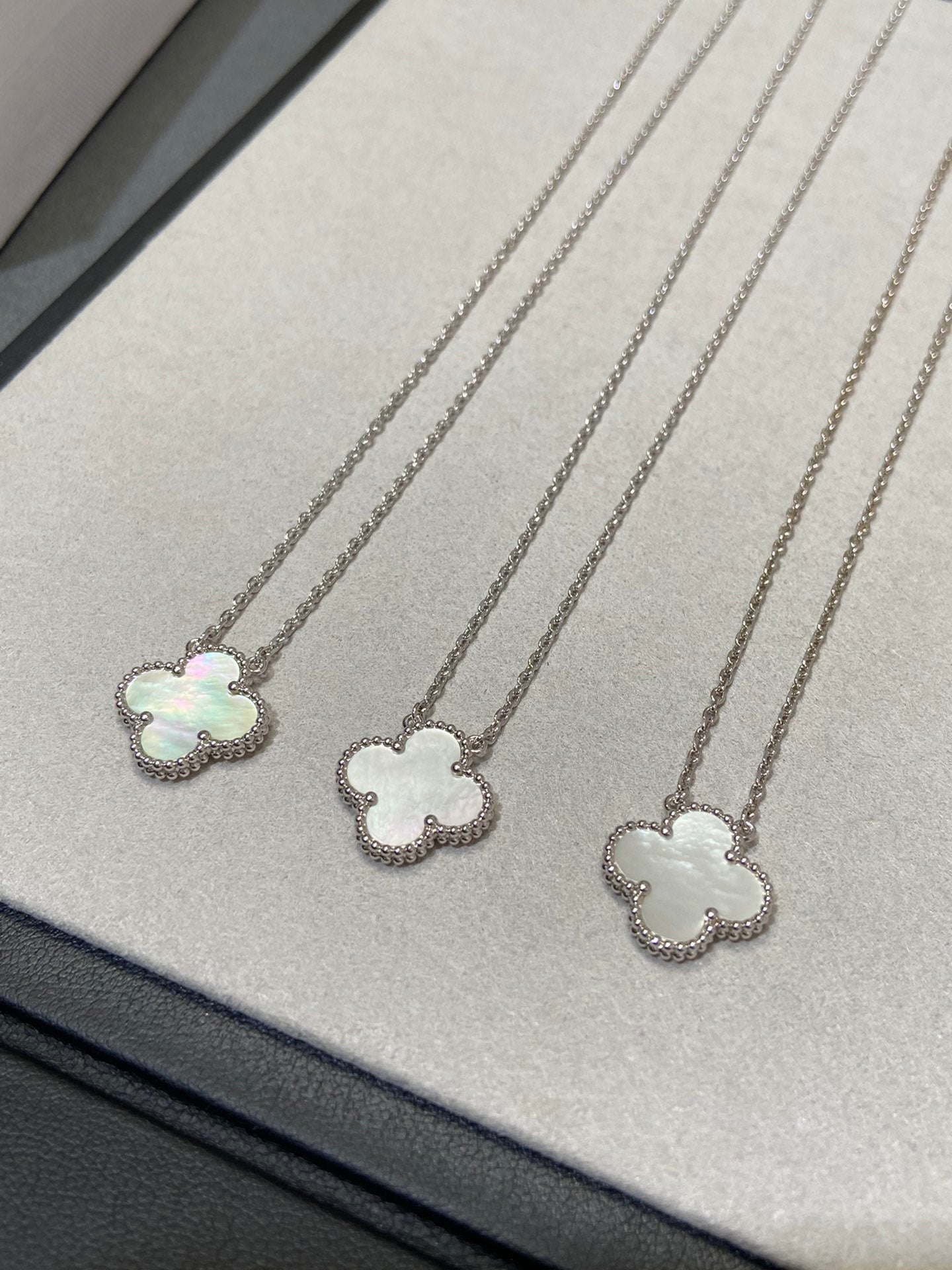 [Lumina]CLOVER MEDIUM SILVER WHITE MOP NECKLACE