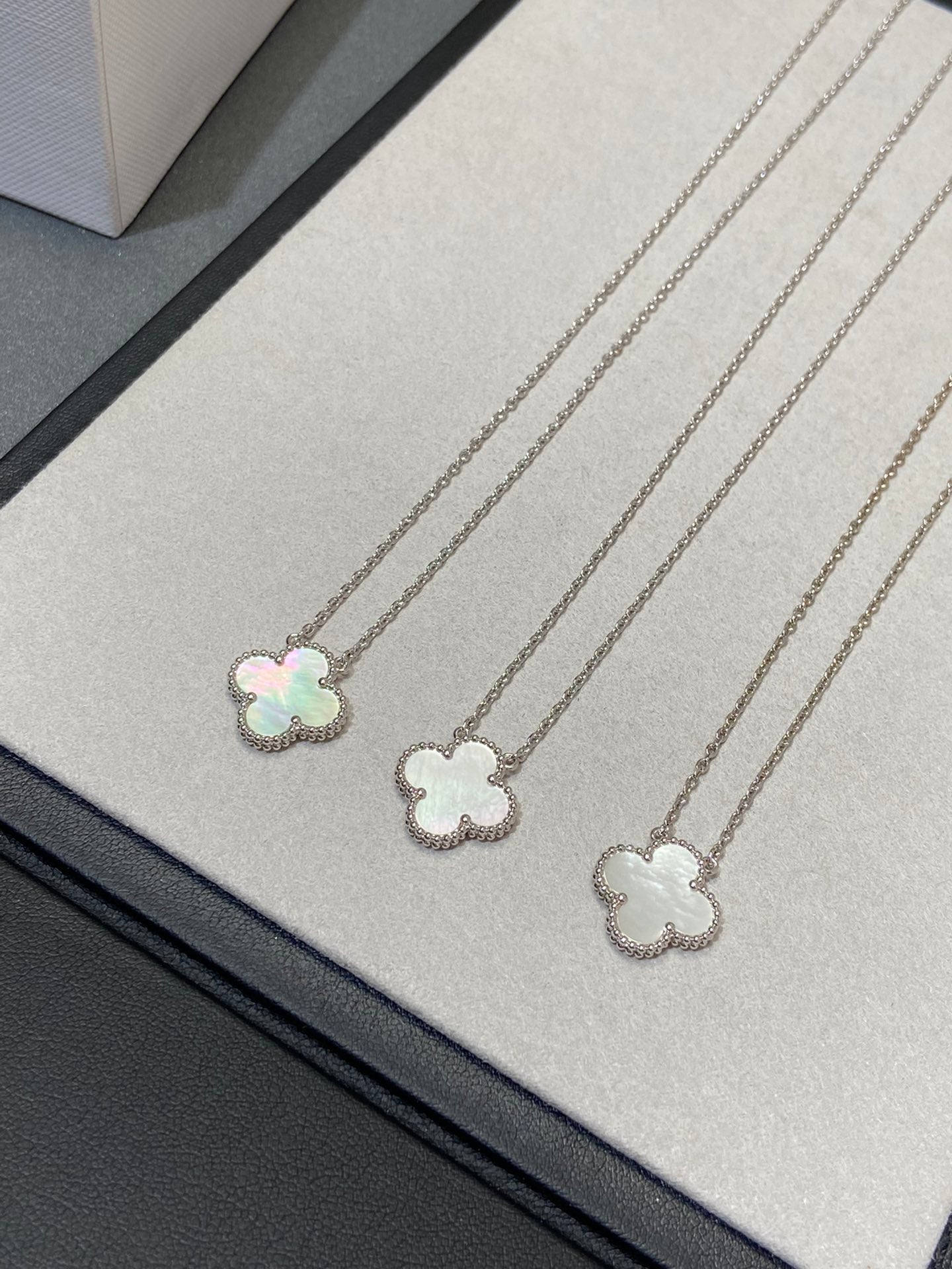 [Lumina]CLOVER MEDIUM SILVER WHITE MOP NECKLACE