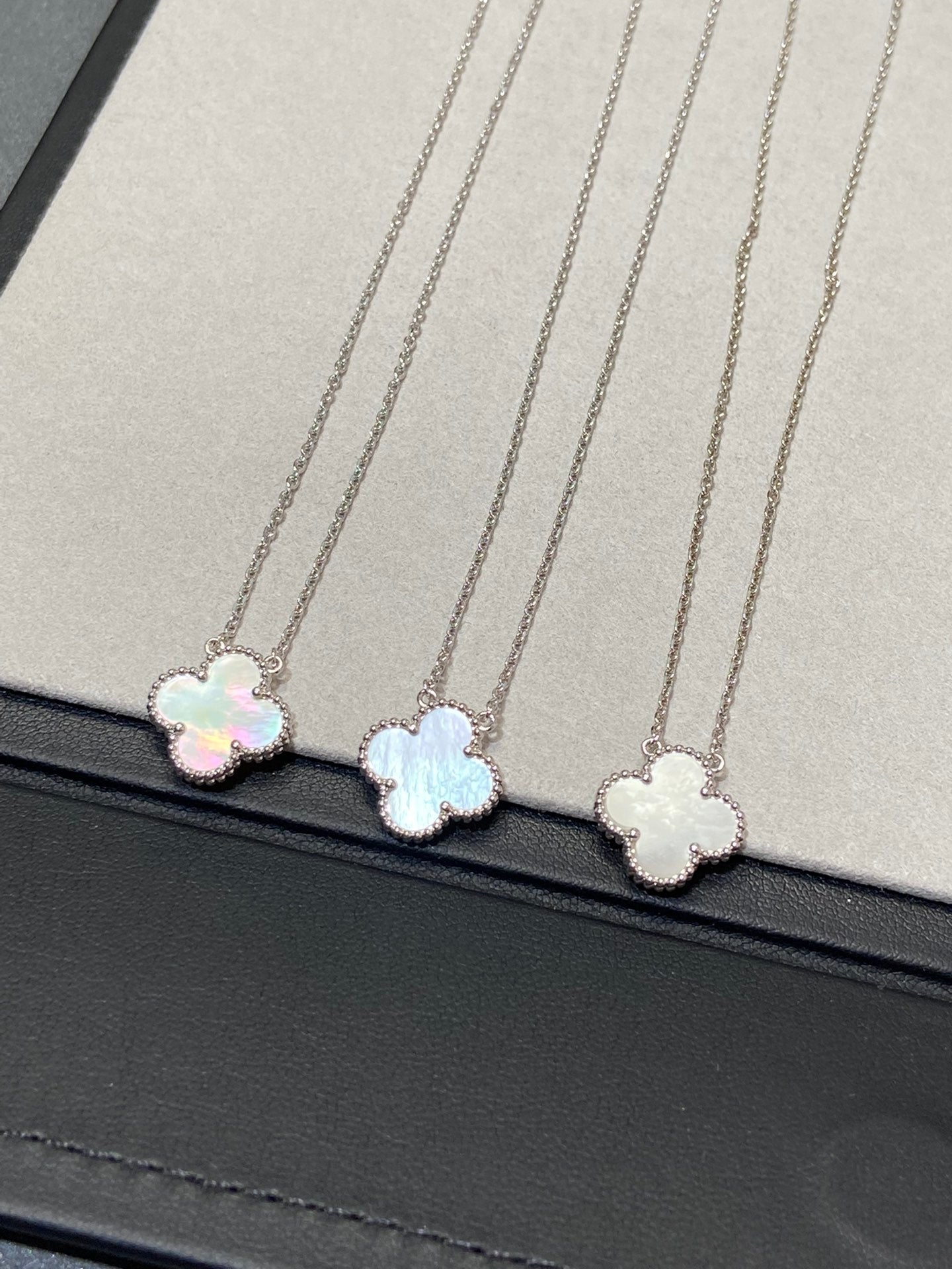 [Lumina]CLOVER MEDIUM SILVER WHITE MOP NECKLACE