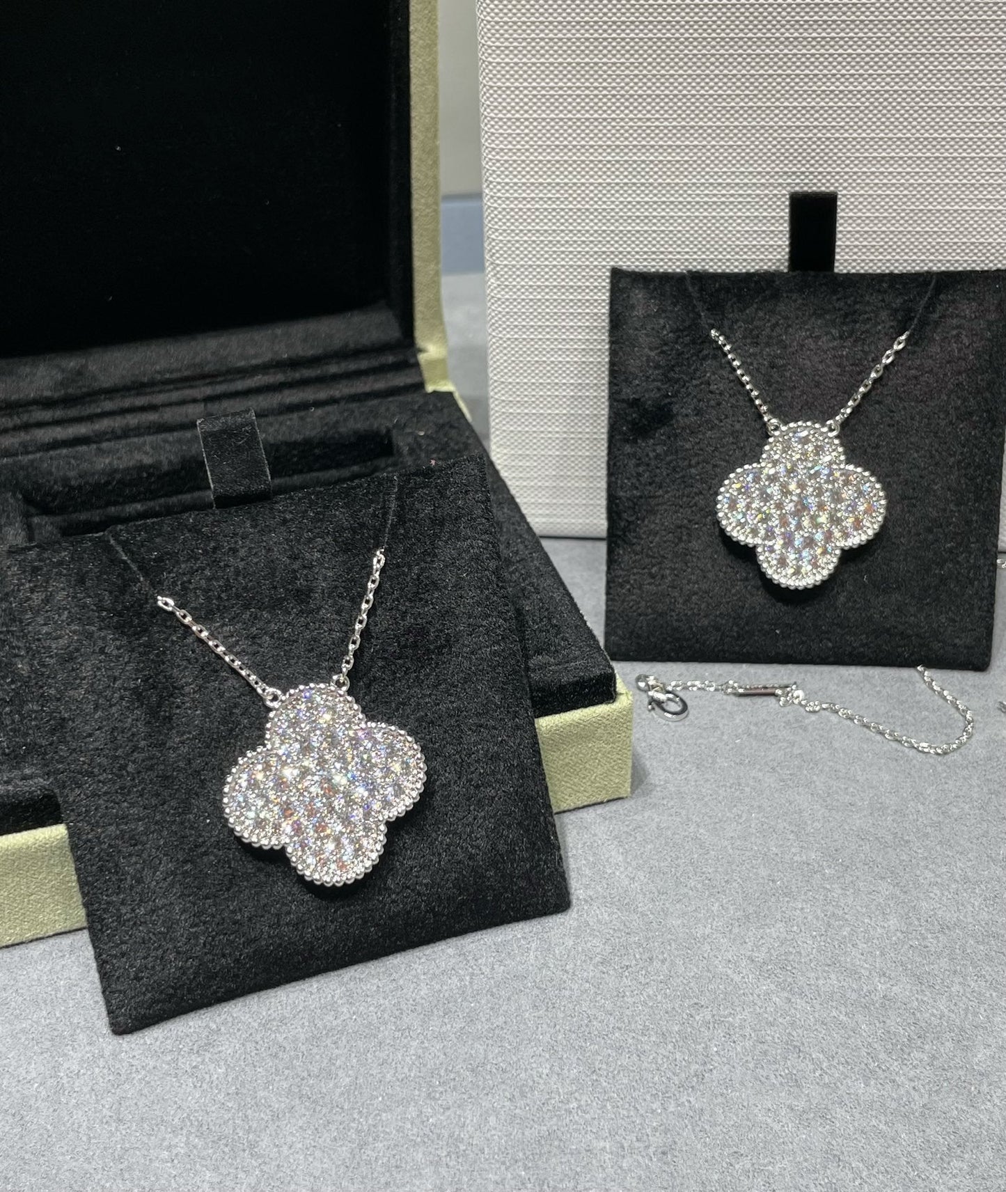 [Lumina]CLOVER 25MM LARGE PENDANT DIAMOND PAVED SILVER NECKLACE