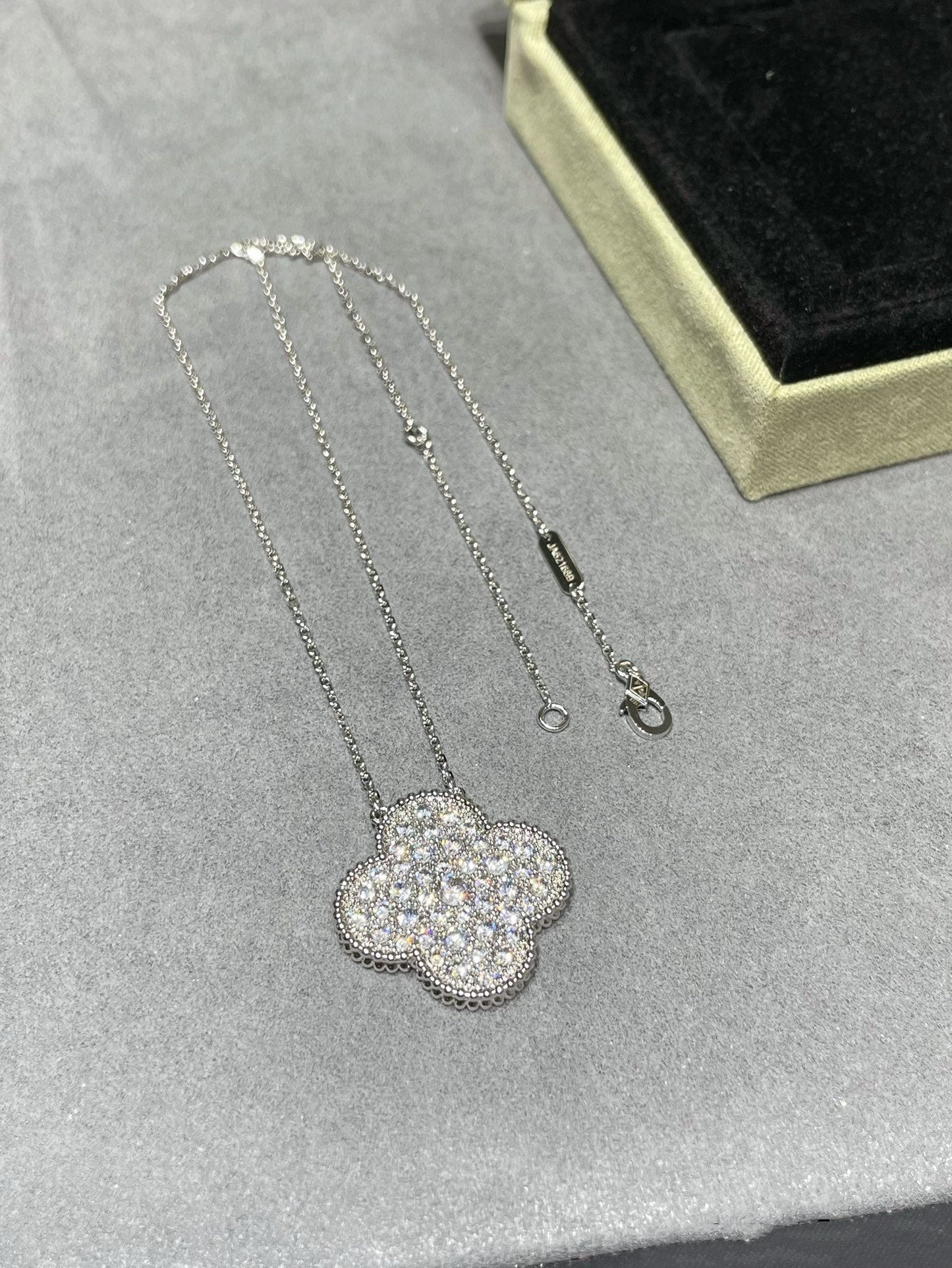 [Lumina]CLOVER 25MM LARGE PENDANT DIAMOND PAVED SILVER NECKLACE