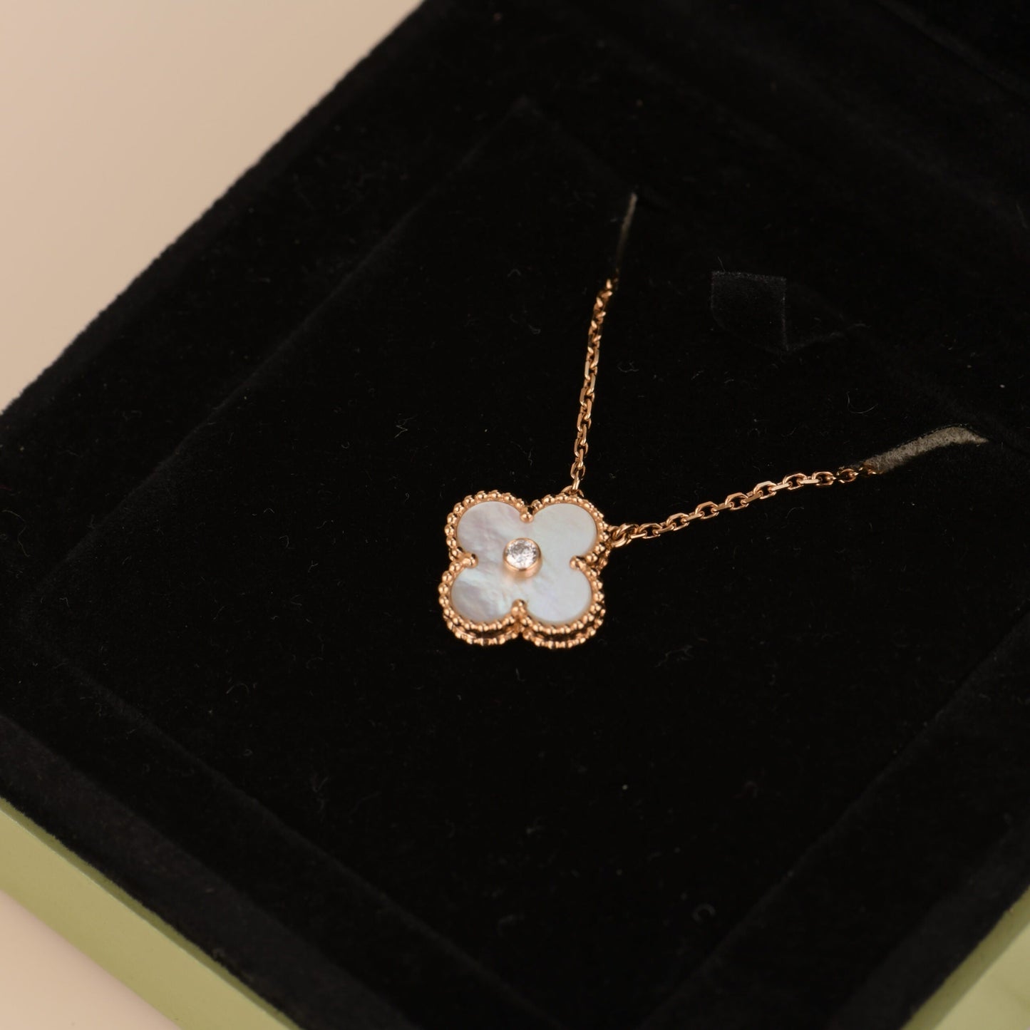 [Lumina]CLOVER 15MM DIAMOND WHITE FRITILLARIA NECKLACE