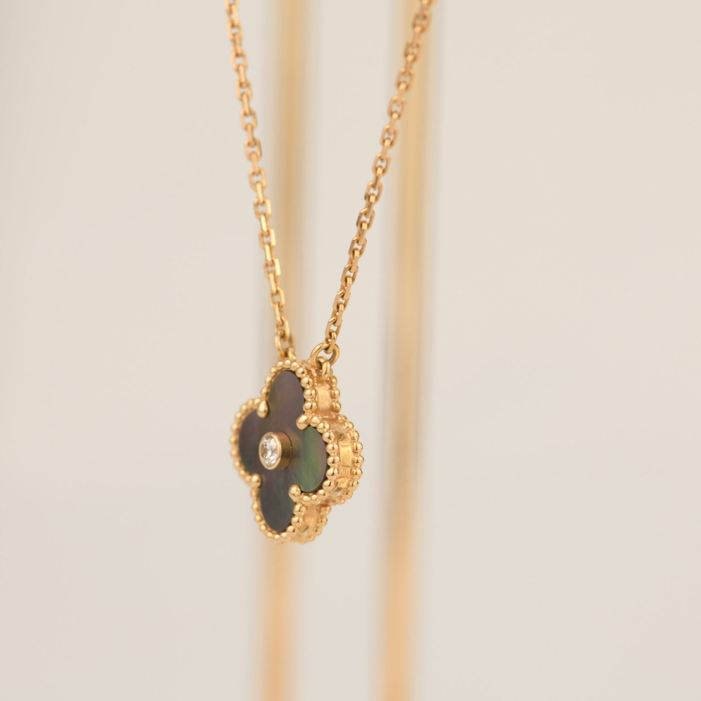 [Lumina]CLOVER 15MM DIAMOND AND MOTHER-OF-GREY NECKLACE