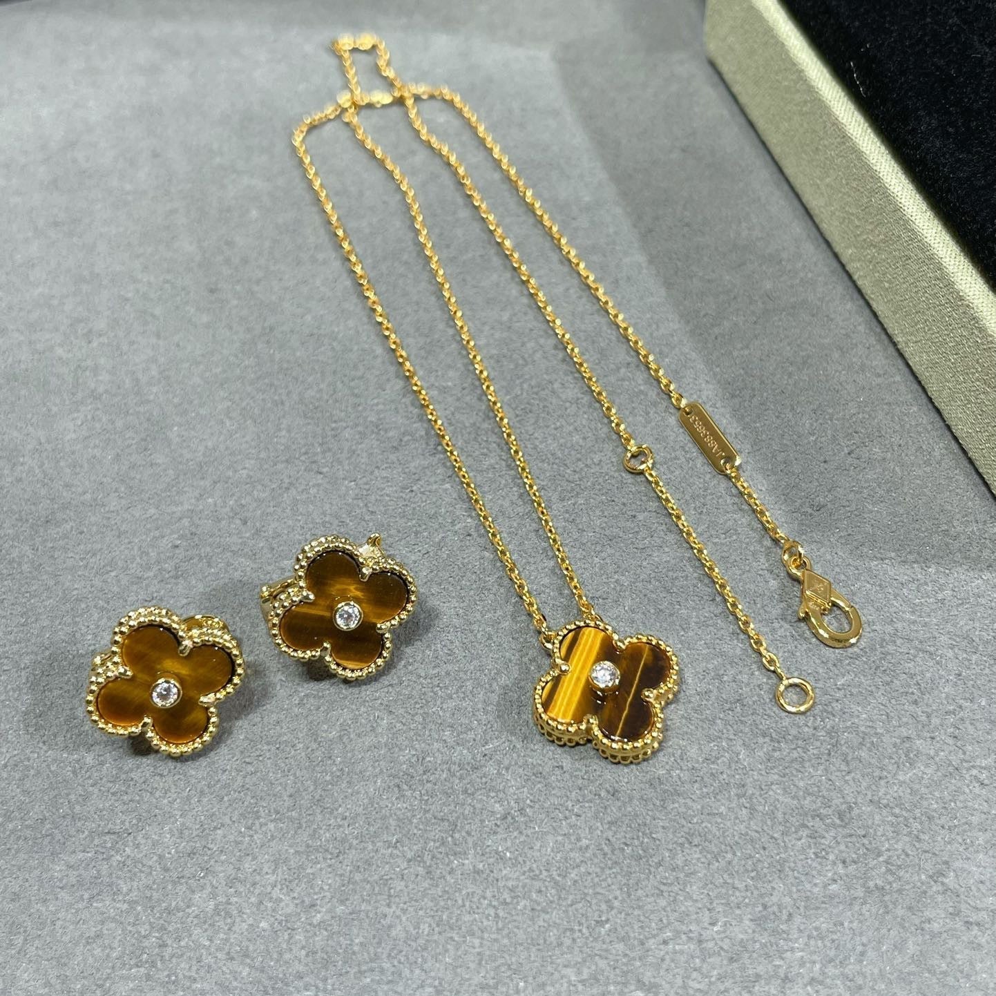 [Lumina]CLOVER 15MM DIAMOND AND YELLOW TIGER'S EYE AGATE necklace