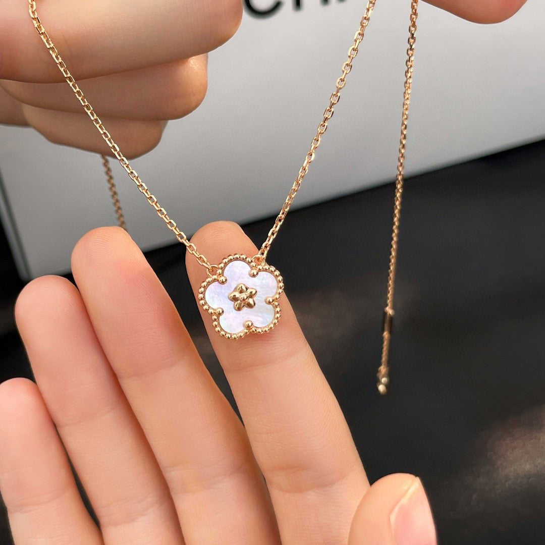 [Lumina]LUCKY  WHITE MOP  PLUM BLOSSOM NECKLACE