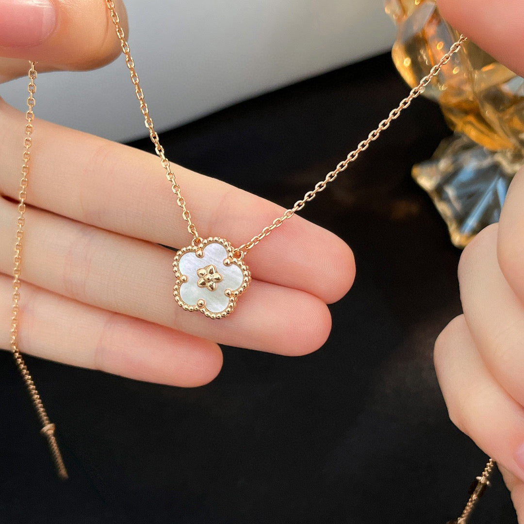 [Lumina]LUCKY  WHITE MOP  PLUM BLOSSOM NECKLACE