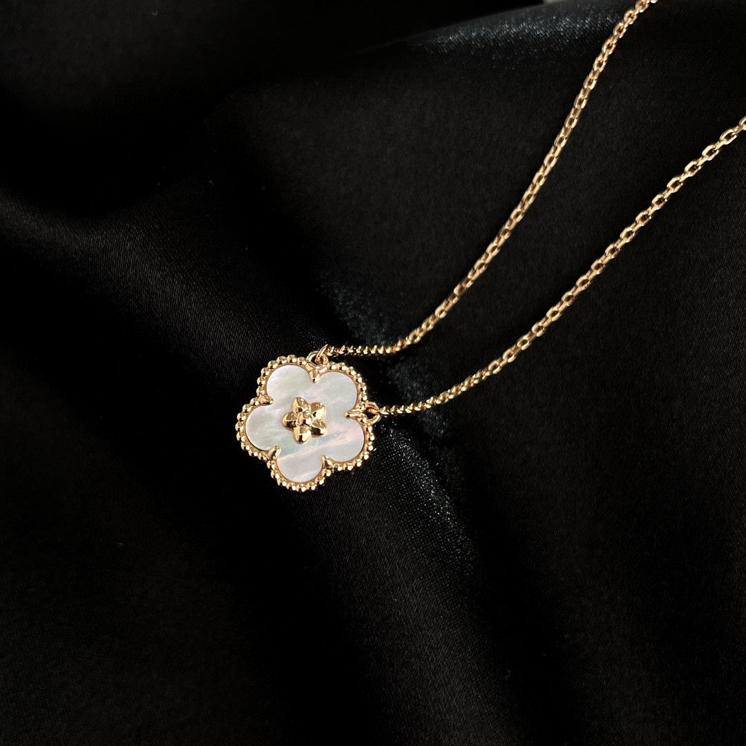 [Lumina]LUCKY  WHITE MOP  PLUM BLOSSOM NECKLACE