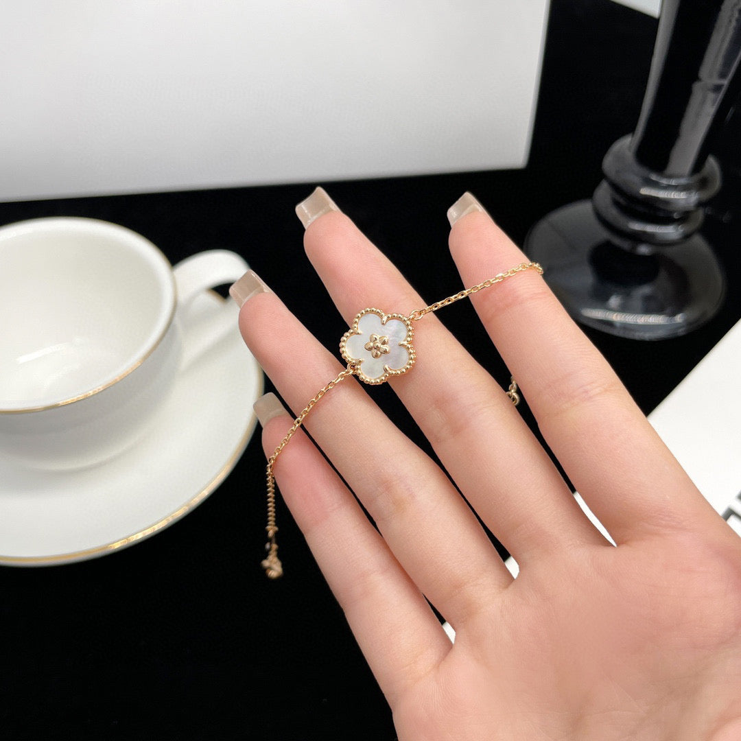 [Lumina]LUCKY WHITE MOP PLUM BLOSSOM  BRACELET