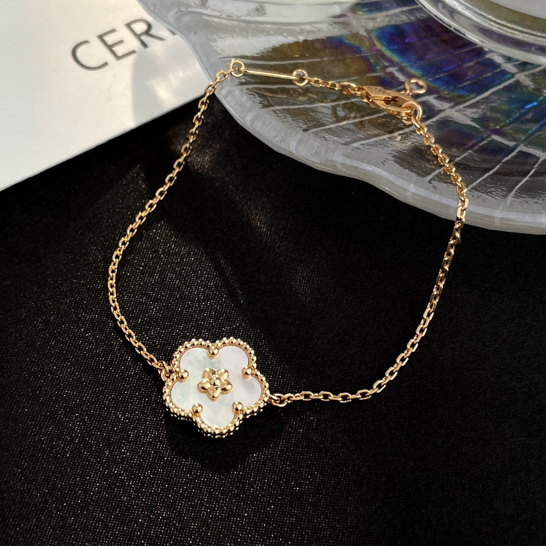 [Lumina]LUCKY WHITE MOP PLUM BLOSSOM  BRACELET