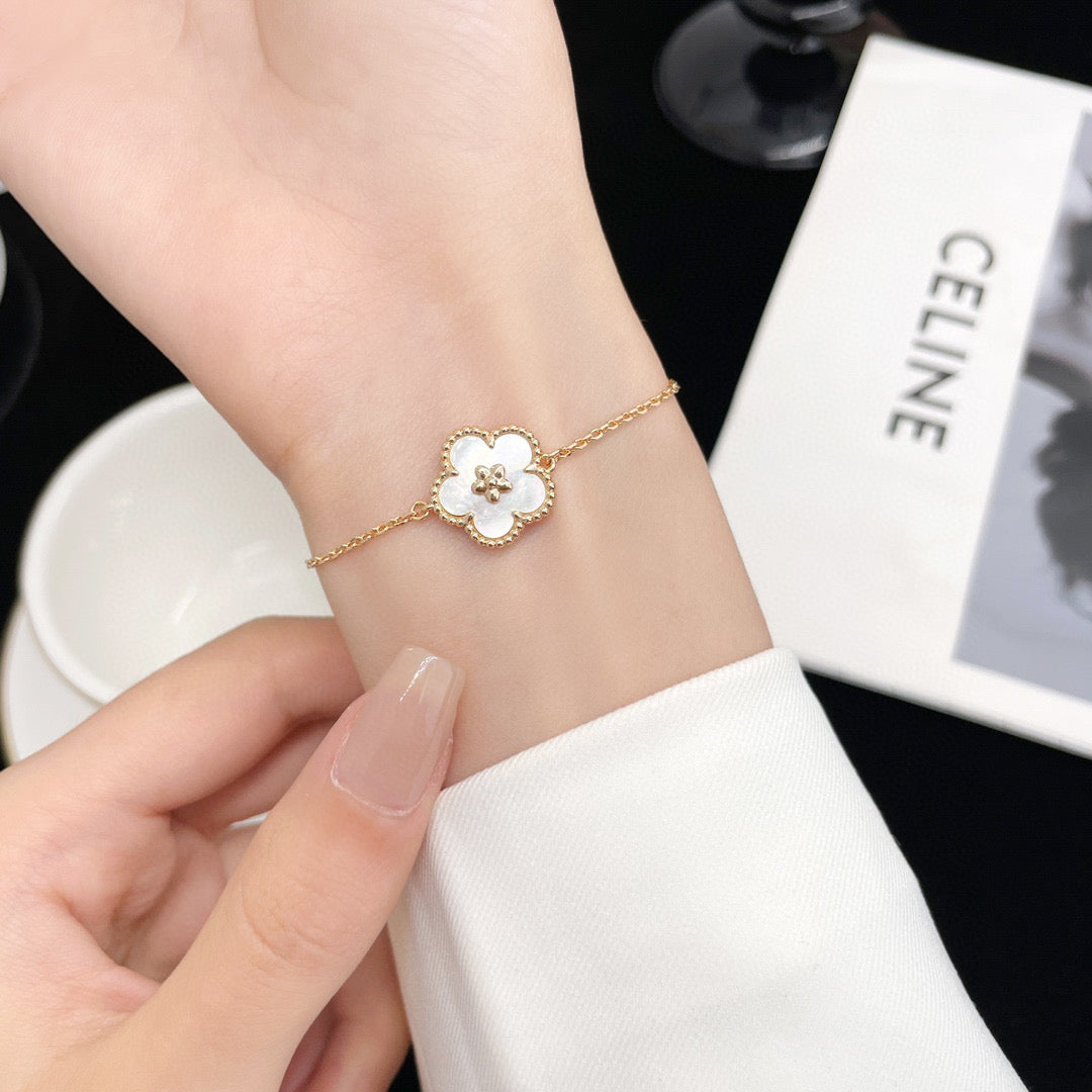 [Lumina]LUCKY WHITE MOP PLUM BLOSSOM  BRACELET