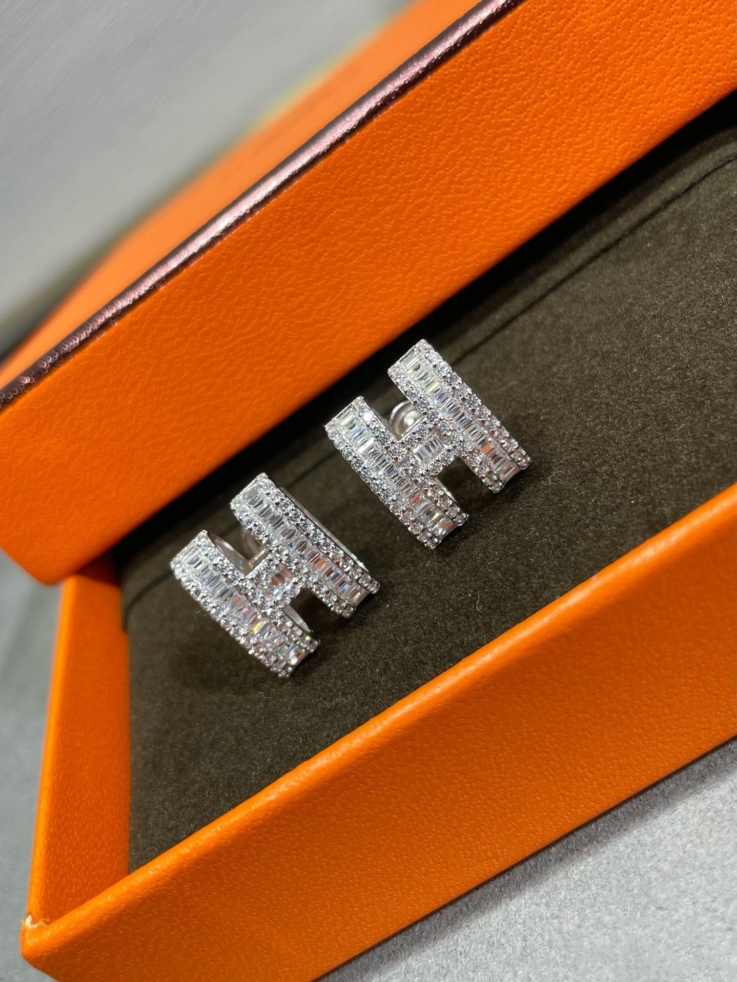 [Lumina]H STUD EARRINGS WITH SILVER DIAMONDS