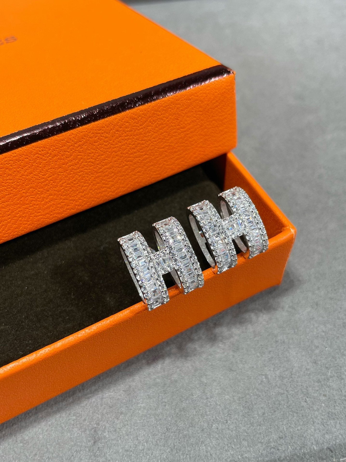 [Lumina]H STUD EARRINGS WITH SILVER DIAMONDS