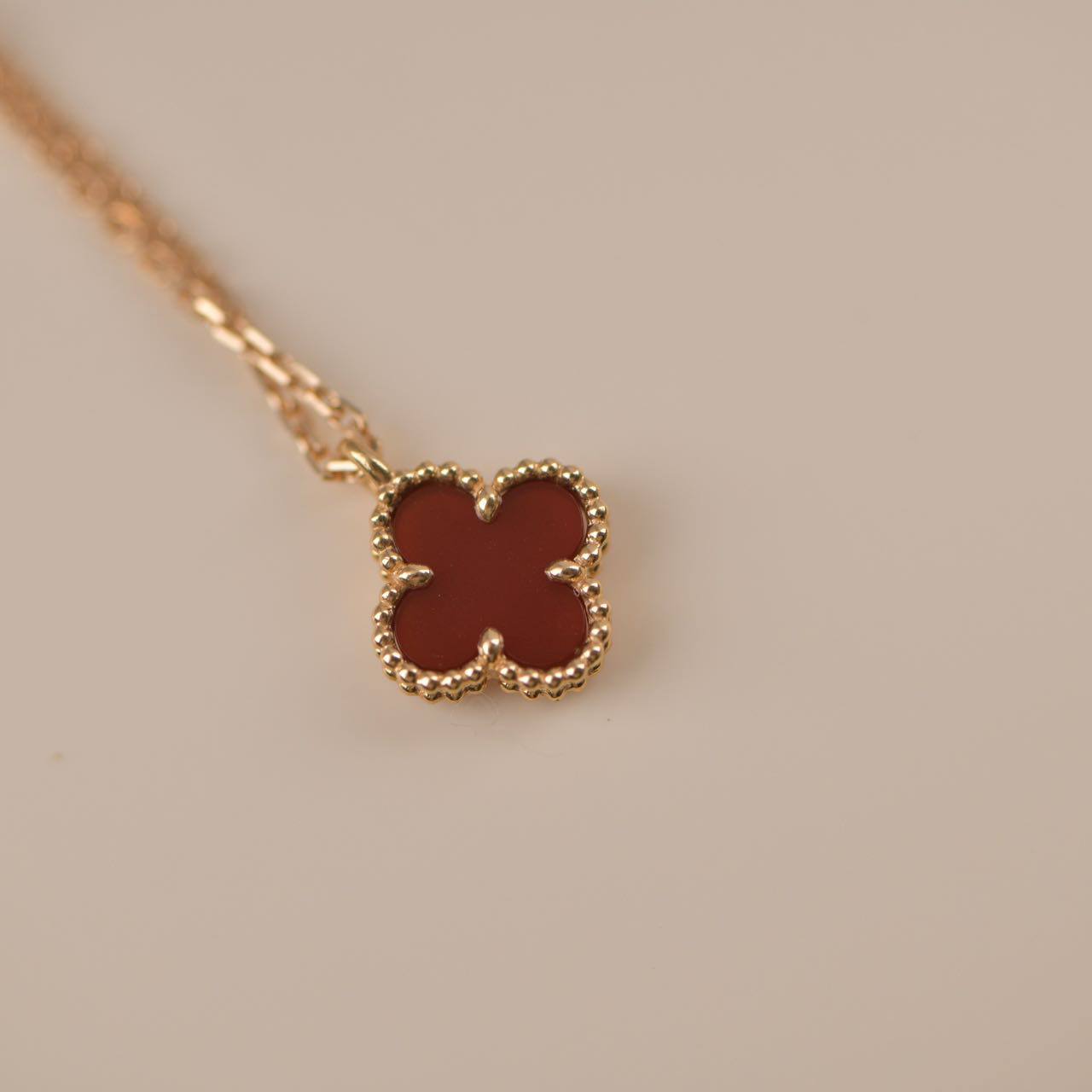[Lumina]CLOVER MINI 9.5MM WHITE CARNELIANS NECKLACE