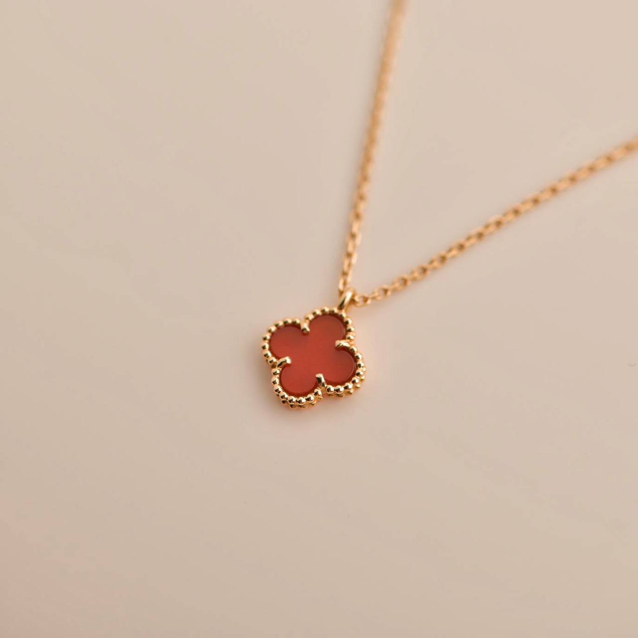 [Lumina]CLOVER MINI 9.5MM WHITE CARNELIANS NECKLACE