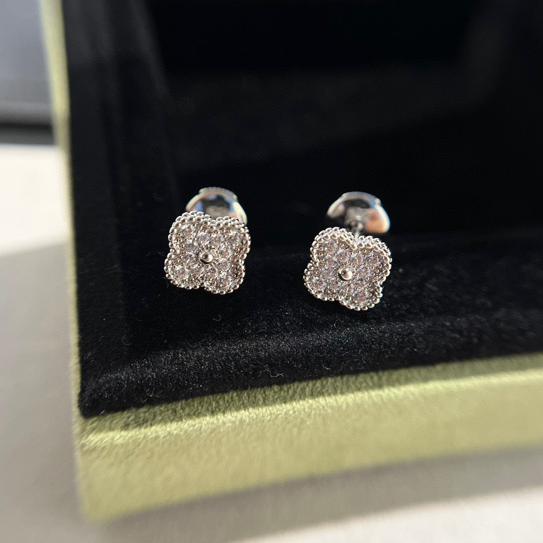 [Lumina]CLOVER MINI DIAMOND STUD EARRINGS