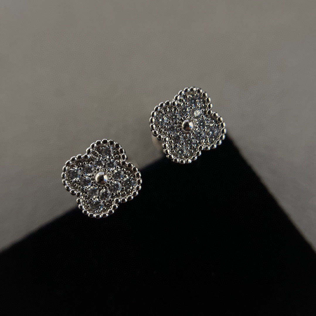 [Lumina]CLOVER MINI DIAMOND STUD EARRINGS