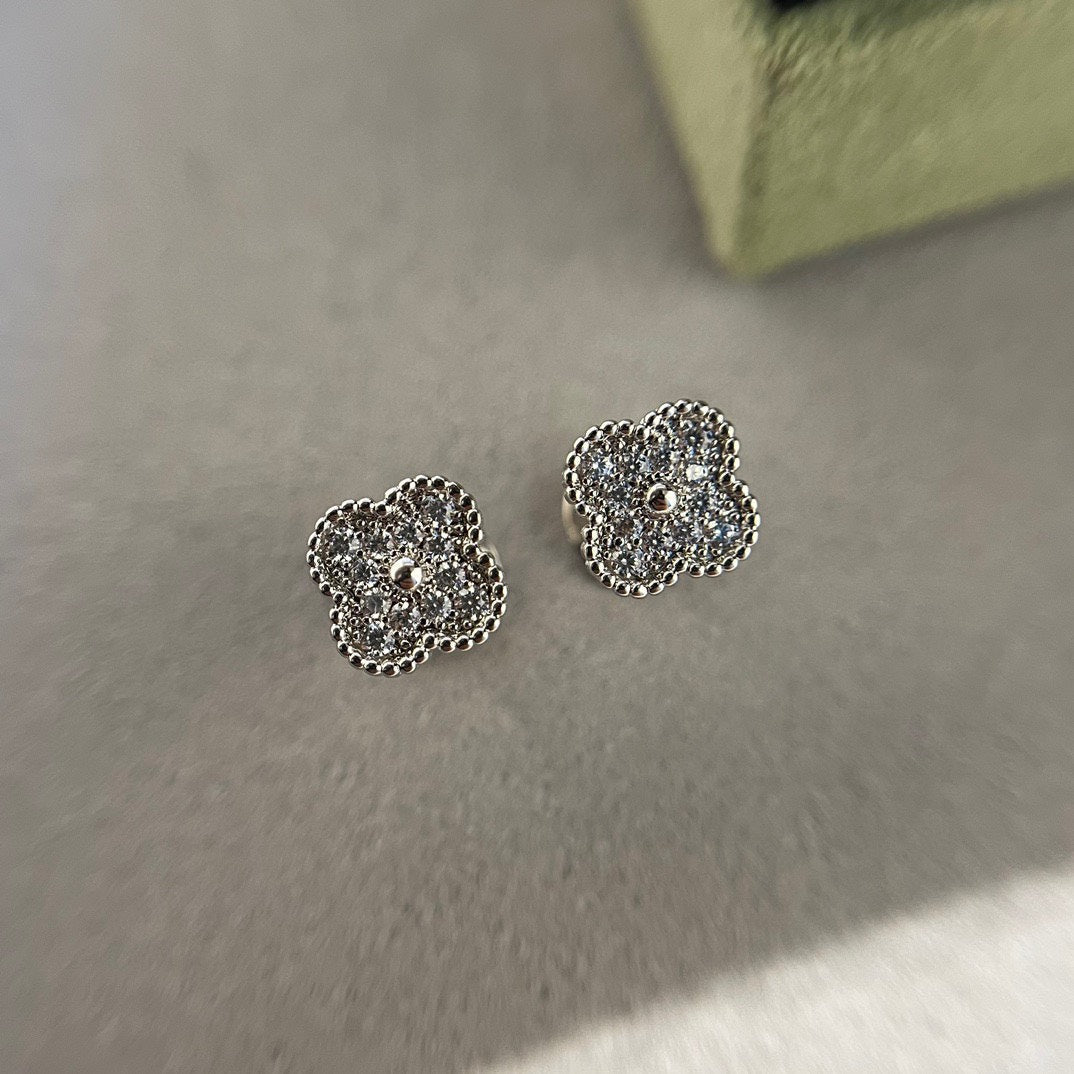 [Lumina]CLOVER MINI DIAMOND STUD EARRINGS