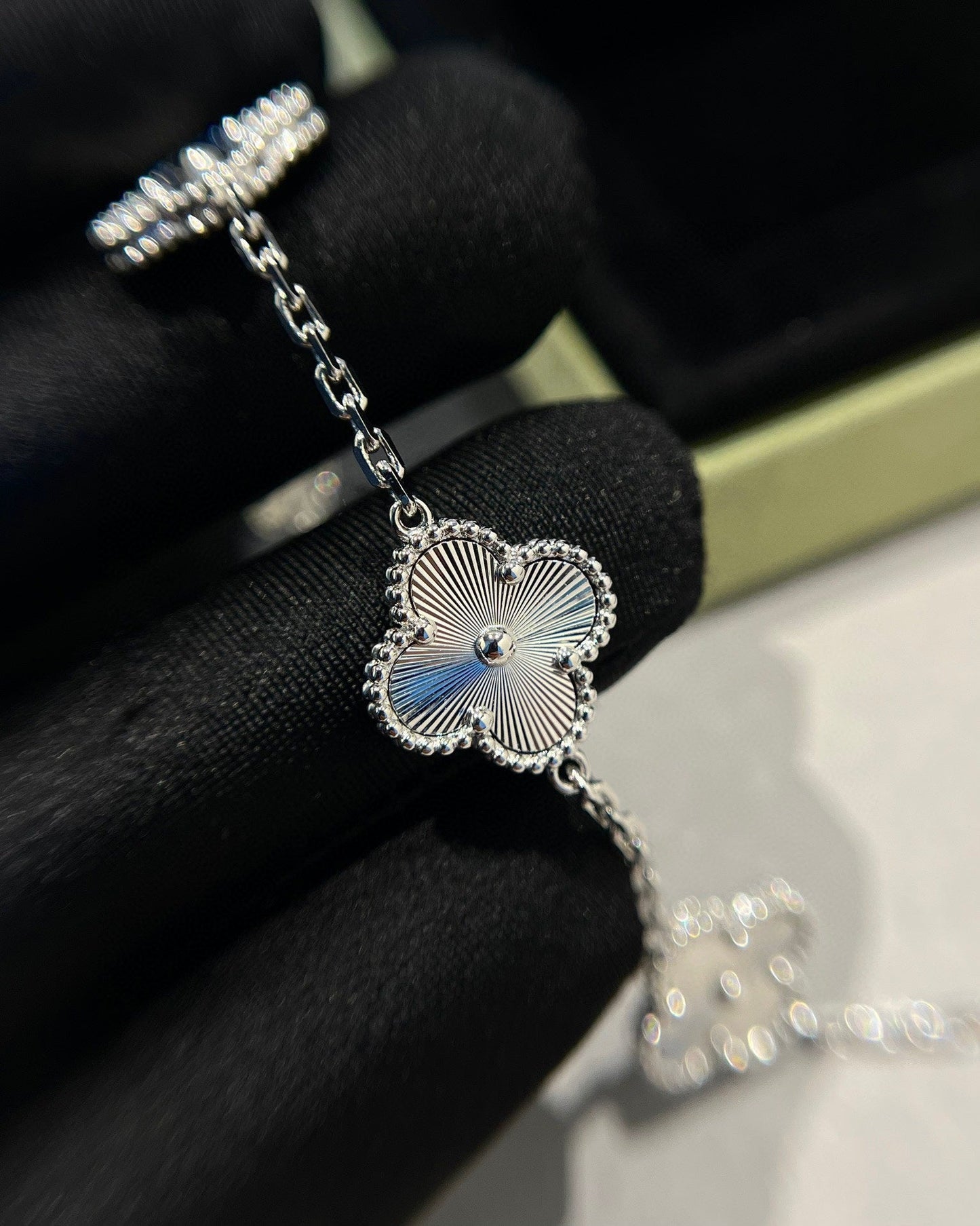 [Lumina] CLOVER 5 MOTIF LASER BRACELET COLLECTION